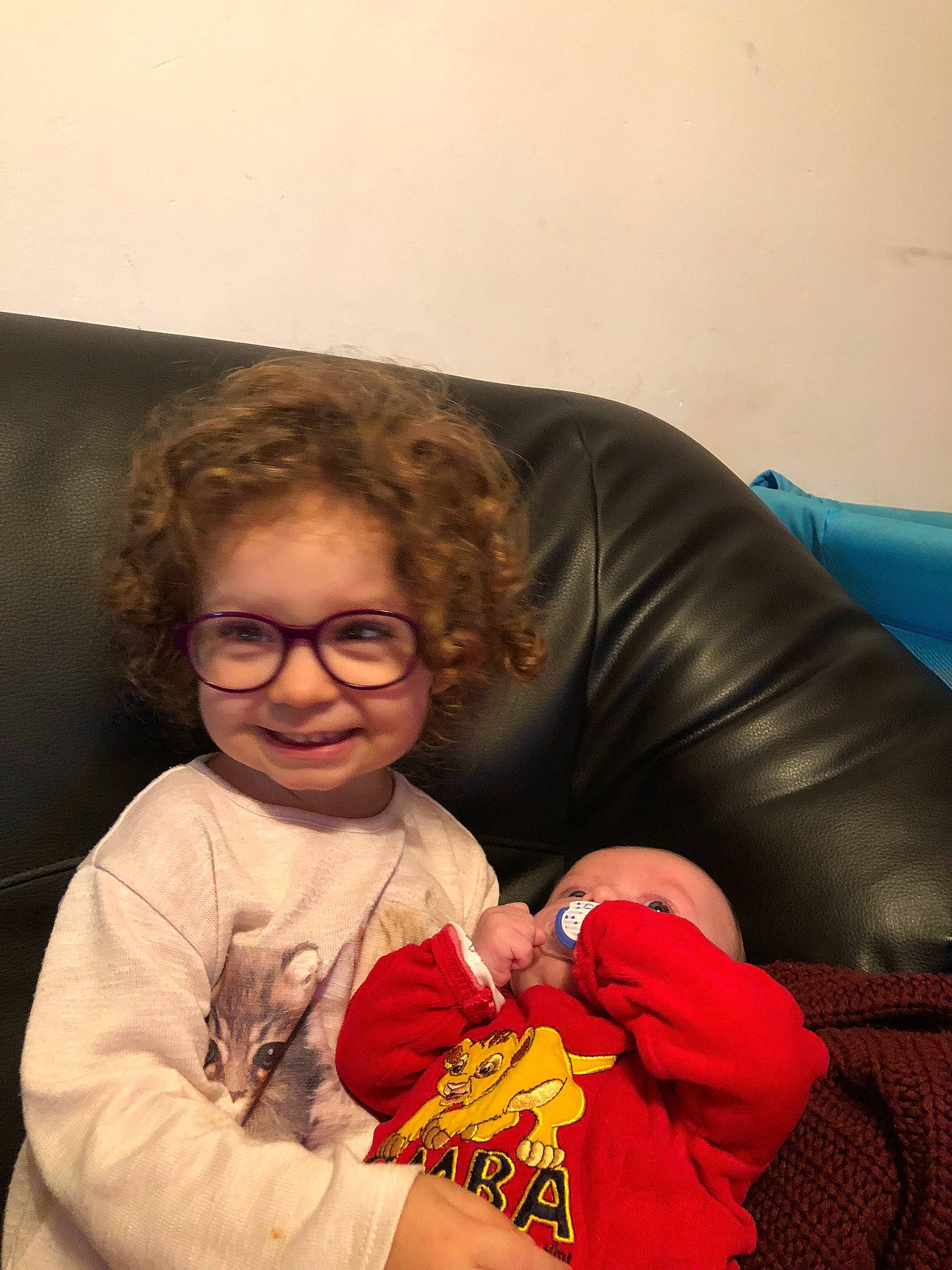 Kelly participe au concours pour gagner de l'argent avec cette photo : child, flower, fun, glasses, happy, human, joy, mother, people, person, plant, red, sitting, smile, toddler, vision_care