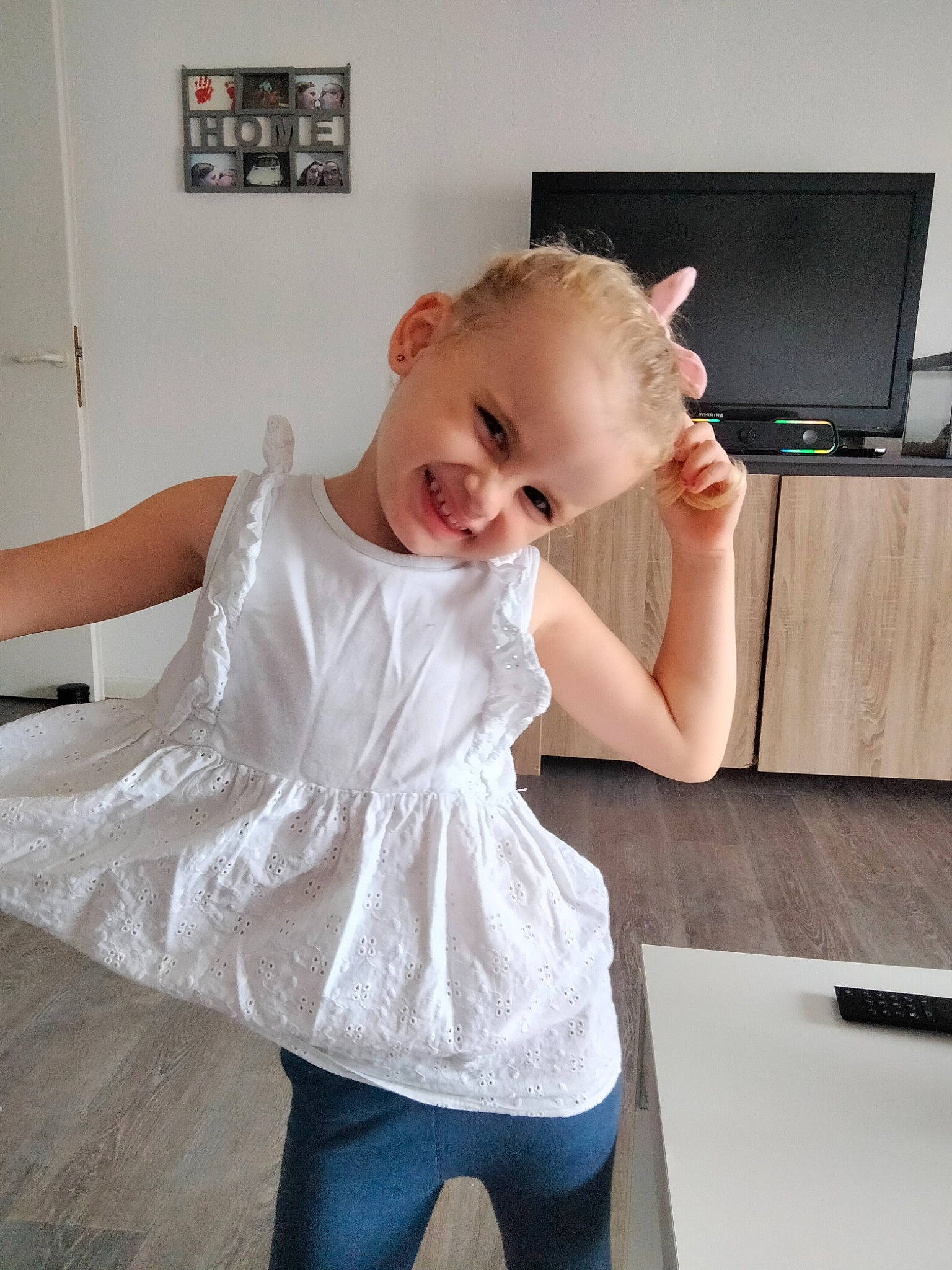 Elena participe au concours pour gagner de l'argent avec cette photo : arm, baby_toddler_clothing, child, computer_keyboard, desk, eye, flooring, happy, joint, joy, knee, office_supplies, peripheral, person, picture_frame, shoulder, sleeve, smile, standing, table