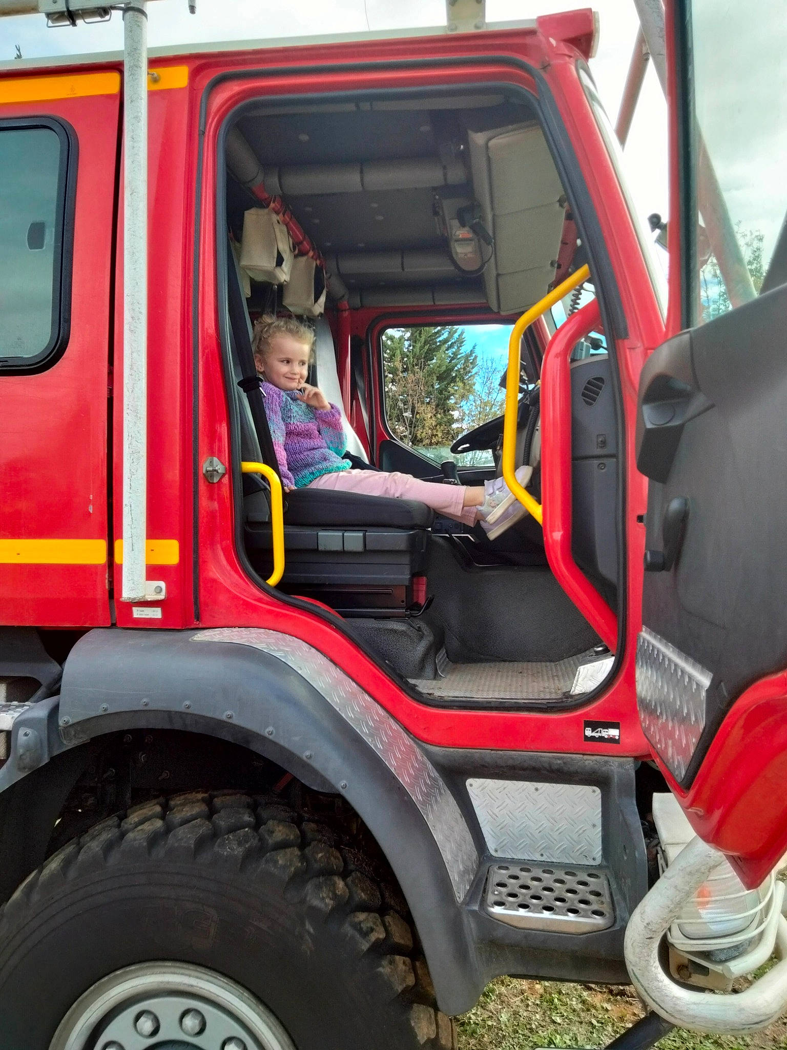 Elena a rejoint le concours — aidez-le/la à gagner de superbes lots ! auto_part, automotive_design, automotive_exterior, automotive_tire, automotive_wheel_system, bumper, car, commercial_vehicle, fender, gas, hardtop, hood, joy, mode_of_transport, motor_vehicle, person, rim, service, tire, tread