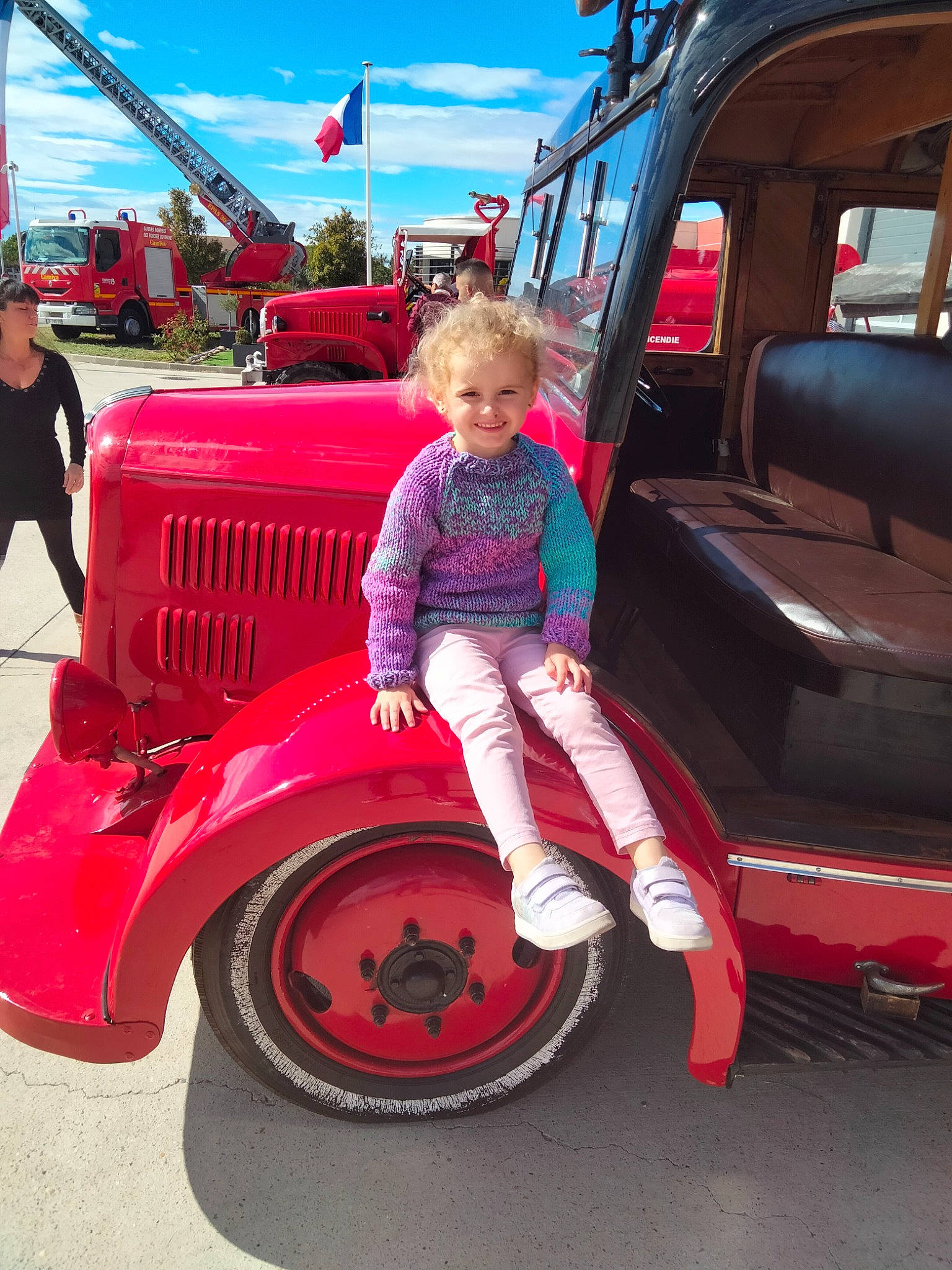 Elena a rejoint le concours — aidez-le/la à gagner de superbes lots ! automotive_design, automotive_exterior, automotive_tire, automotive_wheel_system, bumper, car, cloud, fender, fun, hood, joy, mode_of_transport, motor_vehicle, person, plant, sky, smile, tire, toddler, vehicle