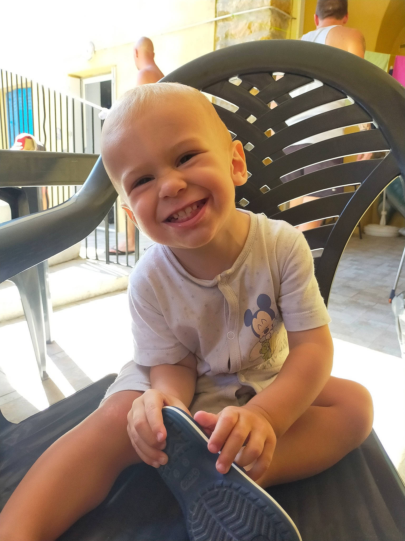 Tymeo participe au concours pour gagner de l'argent avec cette photo : african_grey, baby, baby_laughing, baby_toddler_clothing, bird, chair, comfort, flip_flops, foot, furniture, joy, lap, laugh, outdoor_furniture, person, product, sitting, slipper, smile, thumb