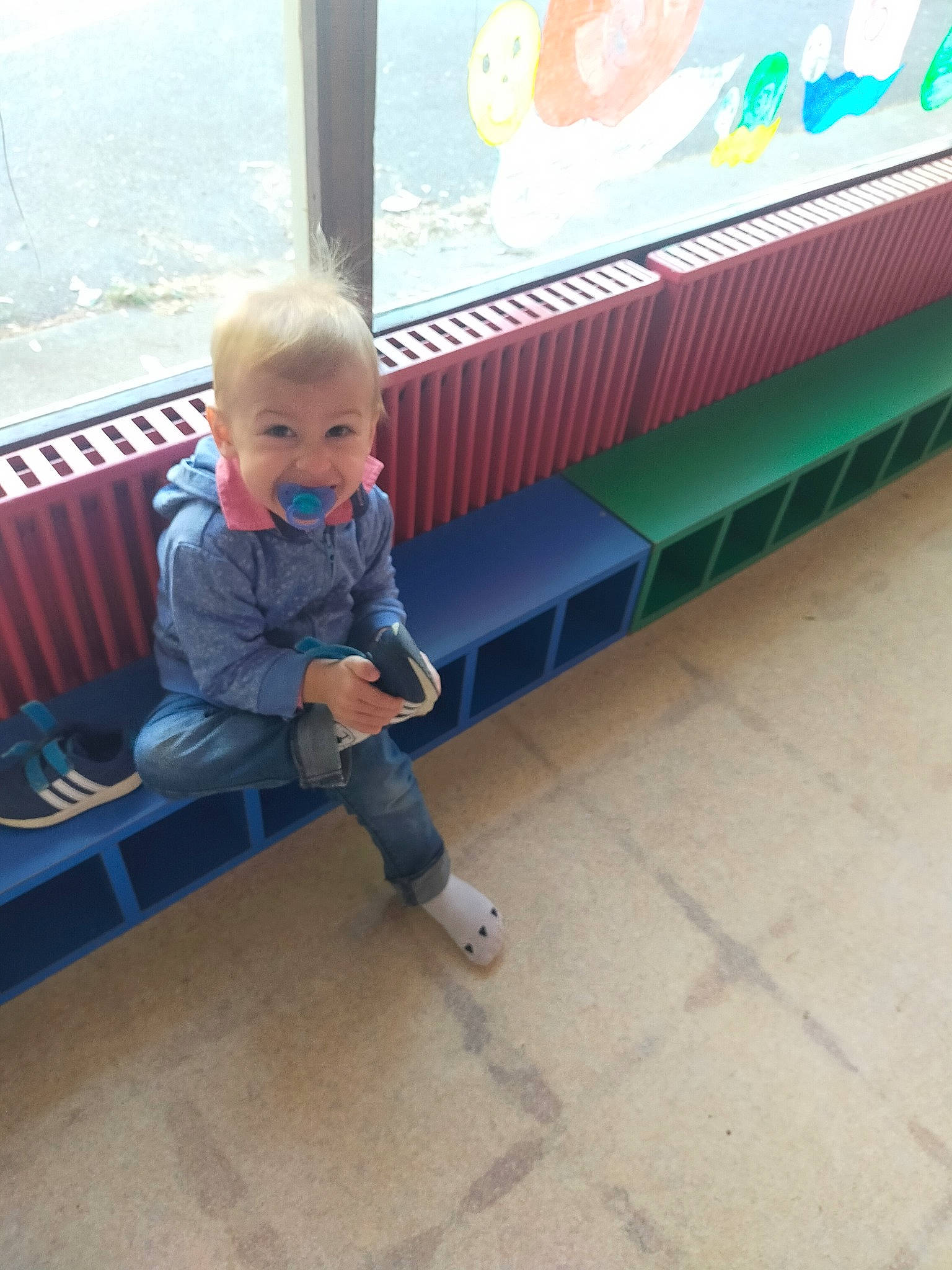 Tymeo a rejoint le concours — aidez-le/la à gagner de superbes lots ! azure, baby, baby_toddler_clothing, child, city, electric_blue, flooring, fun, leisure, person, play, recreation, sitting, smile, t_shirt, toddler, tourism, transport, travel, vacation