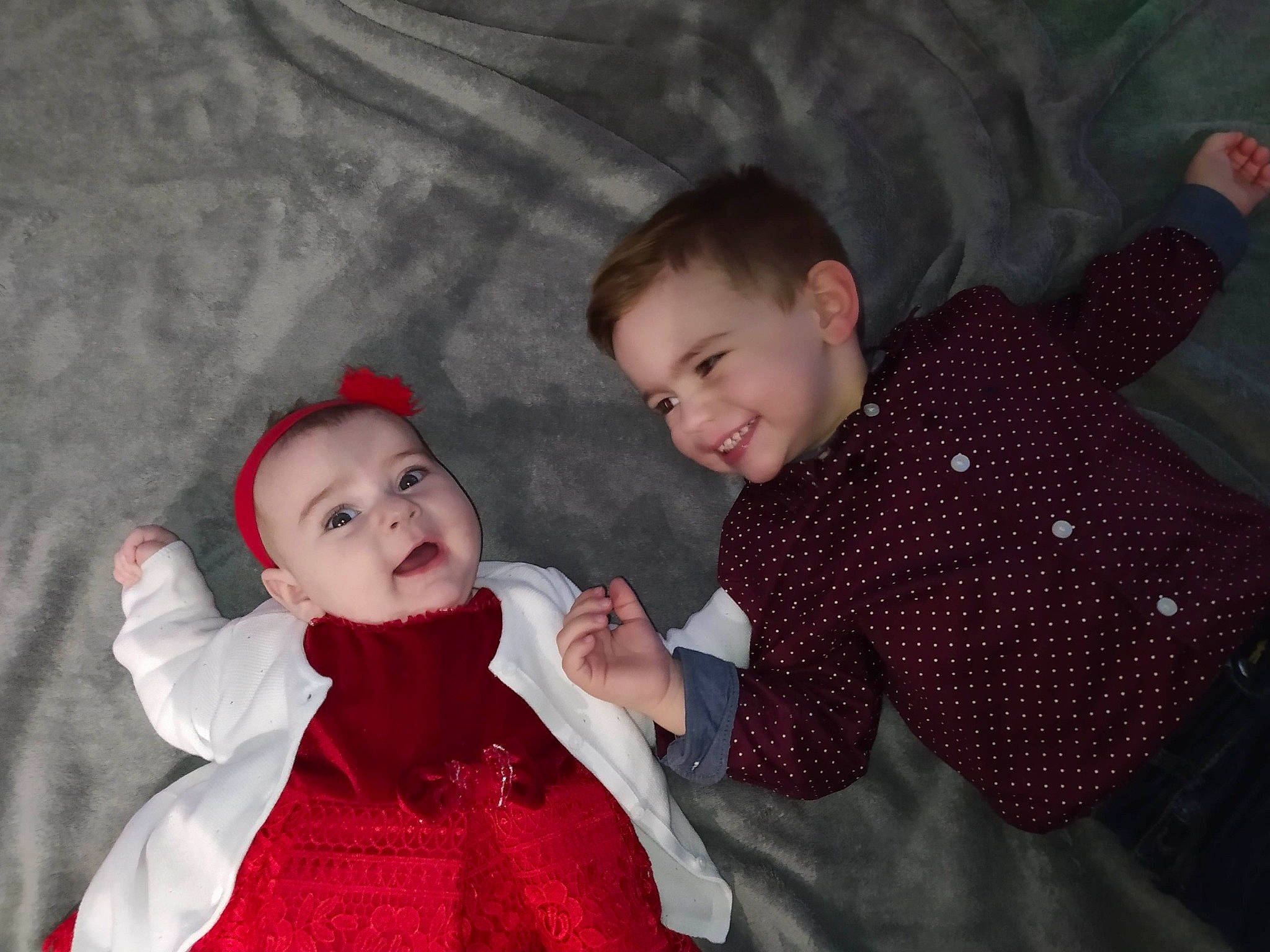 Hanna a rejoint le concours — aidez-le/la à gagner de superbes lots ! arm, baby, baby_toddler_clothing, cheek, child, ear, eye, facial_expression, finger, happy, human, human_body, iris, joy, mouth, nose, organ, person, red, sleeve