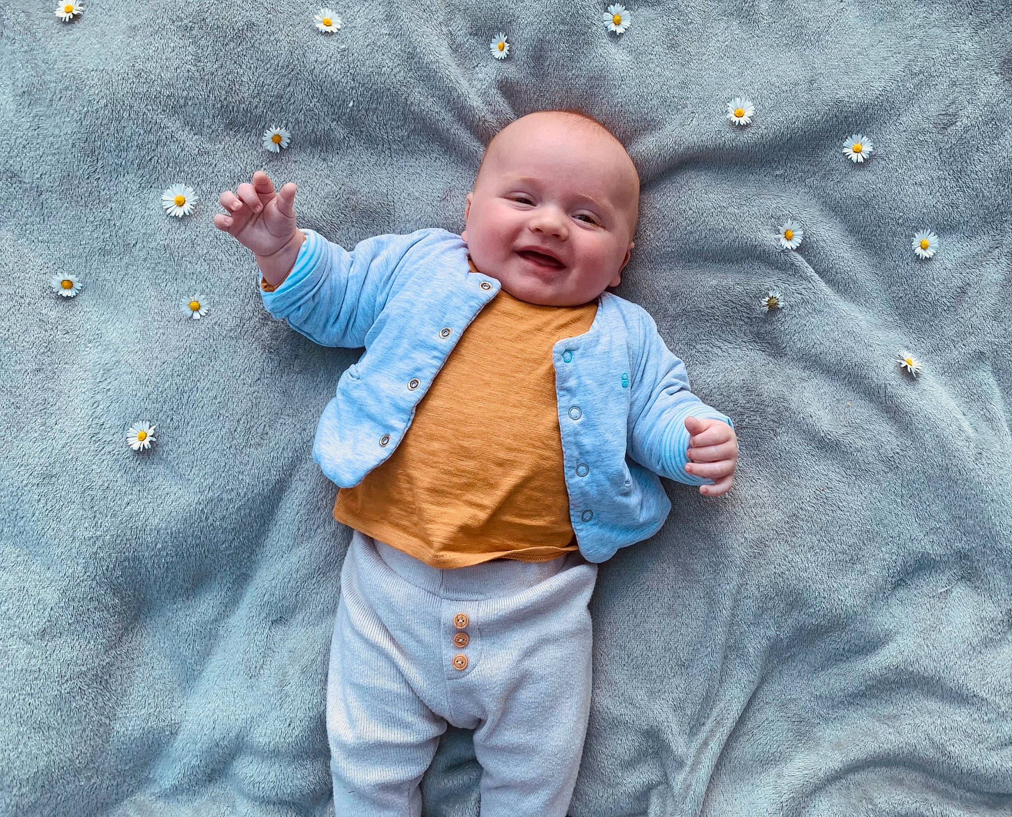 Loïs participe au concours pour gagner de l'argent avec cette photo : azure, baby, baby_toddler_clothing, child, denim, electric_blue, face, fun, gesture, grey, happy, jacket, joy, linens, outerwear, pattern, person, sleeve, smile, t_shirt