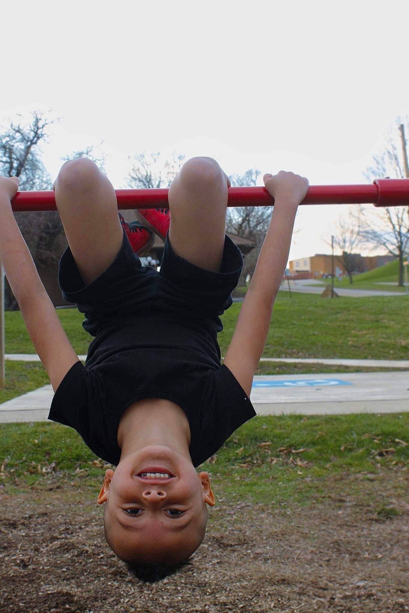 Zamari is registered to the contest to win money with this photo: balance, elbow, eyewear, finger, flash_photography, fun, gesture, grass, happy, human_leg, joy, knee, leisure, people_in_nature, person, plant, shorts, sky, sportswear, t_shirt