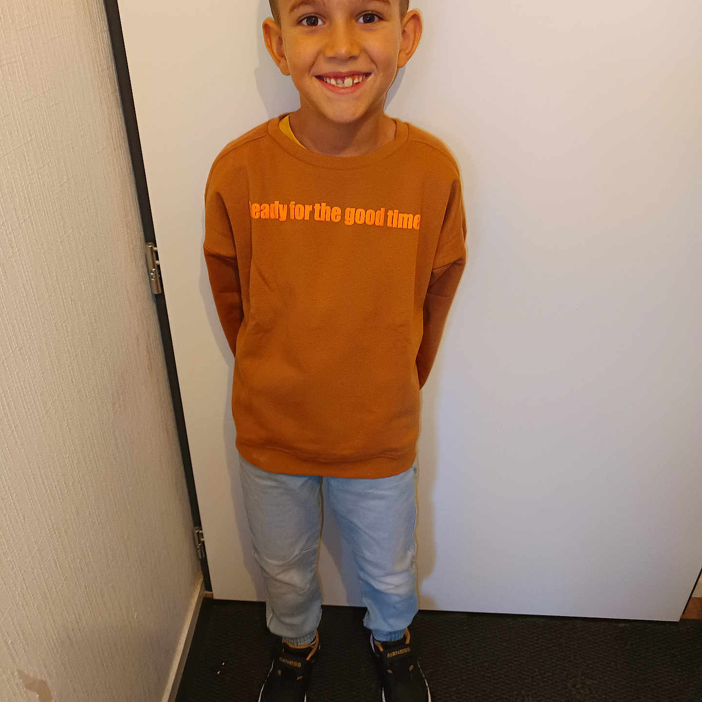 Enzo a rejoint le concours — aidez-le/la à gagner de superbes lots ! boy, child, clothing, face, footwear, head, jeans, knitwear, longsleeve, male, pants, person, shoe, shorts, sleeve, sneaker, standing, sweater, sweatshirt, t_shirt