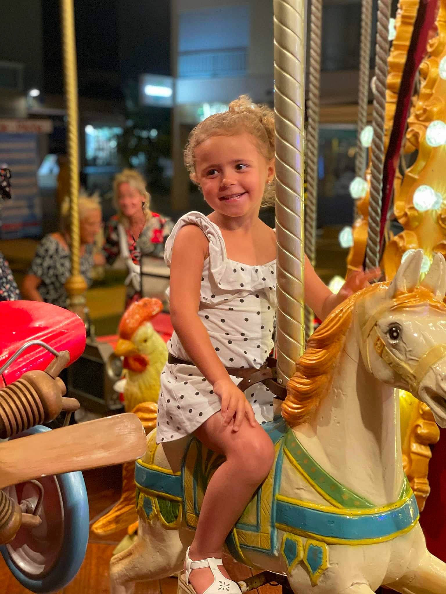 Liliana a rejoint le concours — aidez-le/la à gagner de superbes lots ! automotive_tire, bicycle_wheel, blurred, carousel, dress, event, fun, happy, horse, joy, leisure, organ, outdoor_recreation, people, person, recreation, sandal, shorts, snapshot, tire