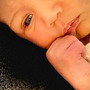 Adelio a rejoint le concours — aidez-le/la à gagner de superbes lots ! baby, close_up, face, hand, skin, eyes, infant, portrait, newborn, fist, resting, curious, soft_light, texture, expression, cute, young_child, human, child, natural