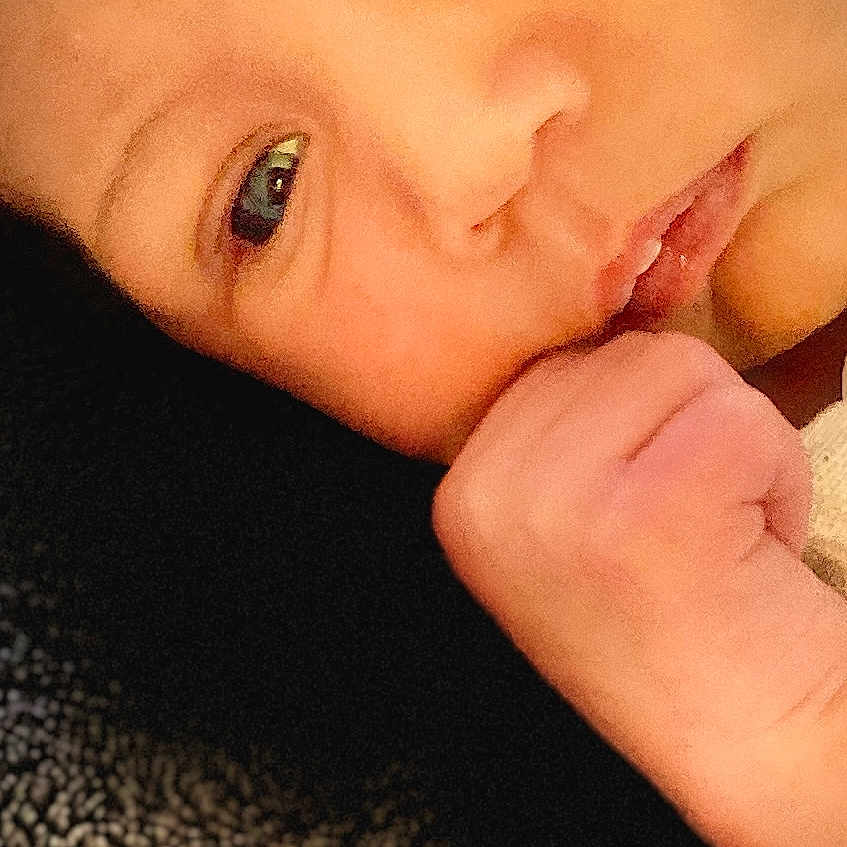 Adelio a rejoint le concours — aidez-le/la à gagner de superbes lots ! baby, child, close_up, curious, cute, expression, eyes, face, fist, hand, human, infant, natural, newborn, portrait, resting, skin, soft_light, texture, young_child