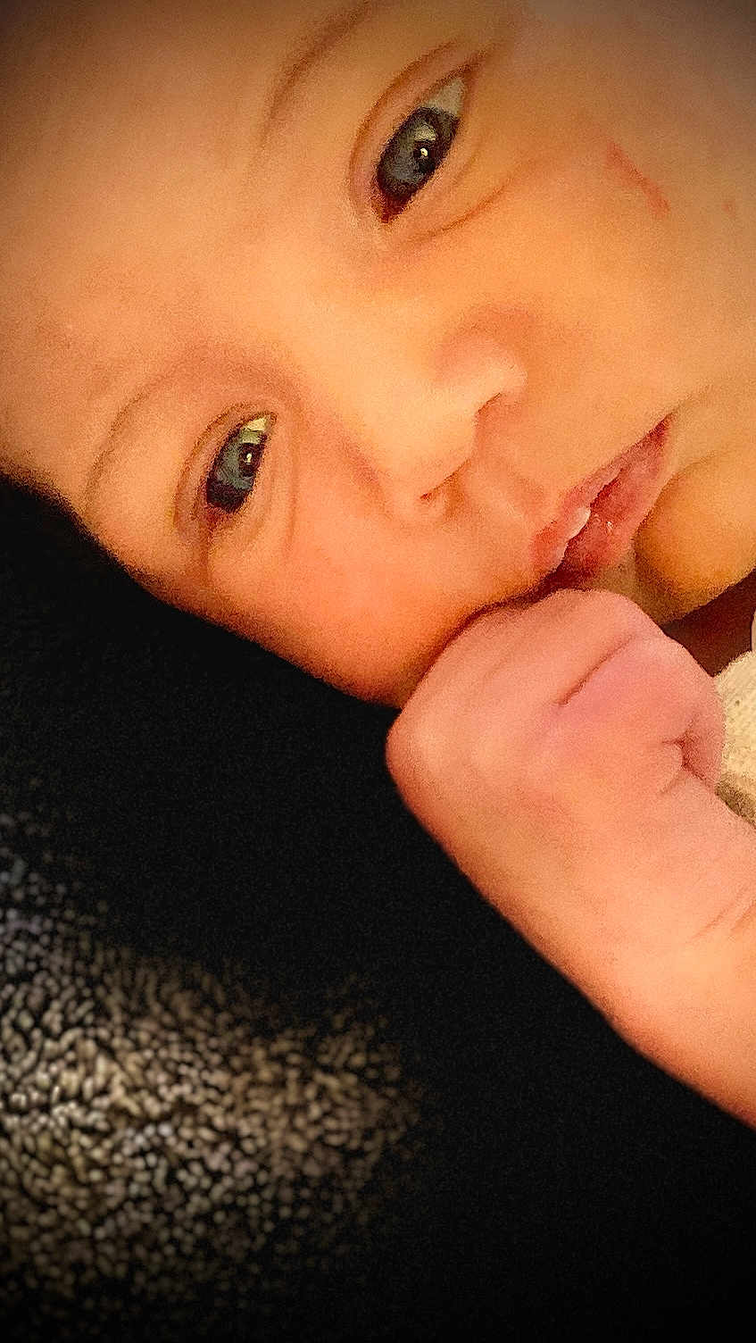 Adelio a rejoint le concours — aidez-le/la à gagner de superbes lots ! baby, close_up, face, hand, skin, eyes, infant, portrait, newborn, fist, resting, curious, soft_light, texture, expression, cute, young_child, human, child, natural