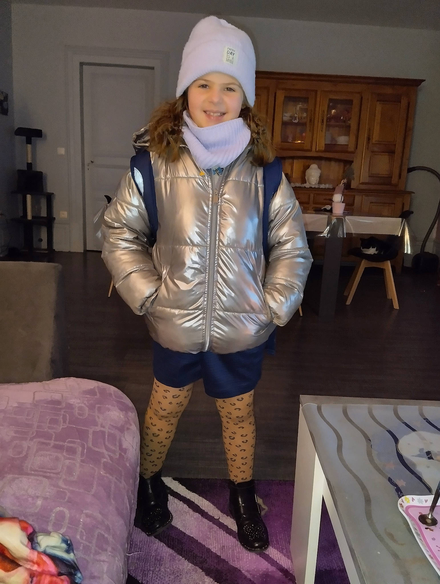 Ambre participe au concours pour gagner de l'argent avec cette photo : chair, design, electric_blue, face, fashion, fashion_accessory, fashion_design, flooring, fur, head, headwear, human_leg, jacket, joy, knee, knee_high_boot, leather_jacket, person, room, sitting