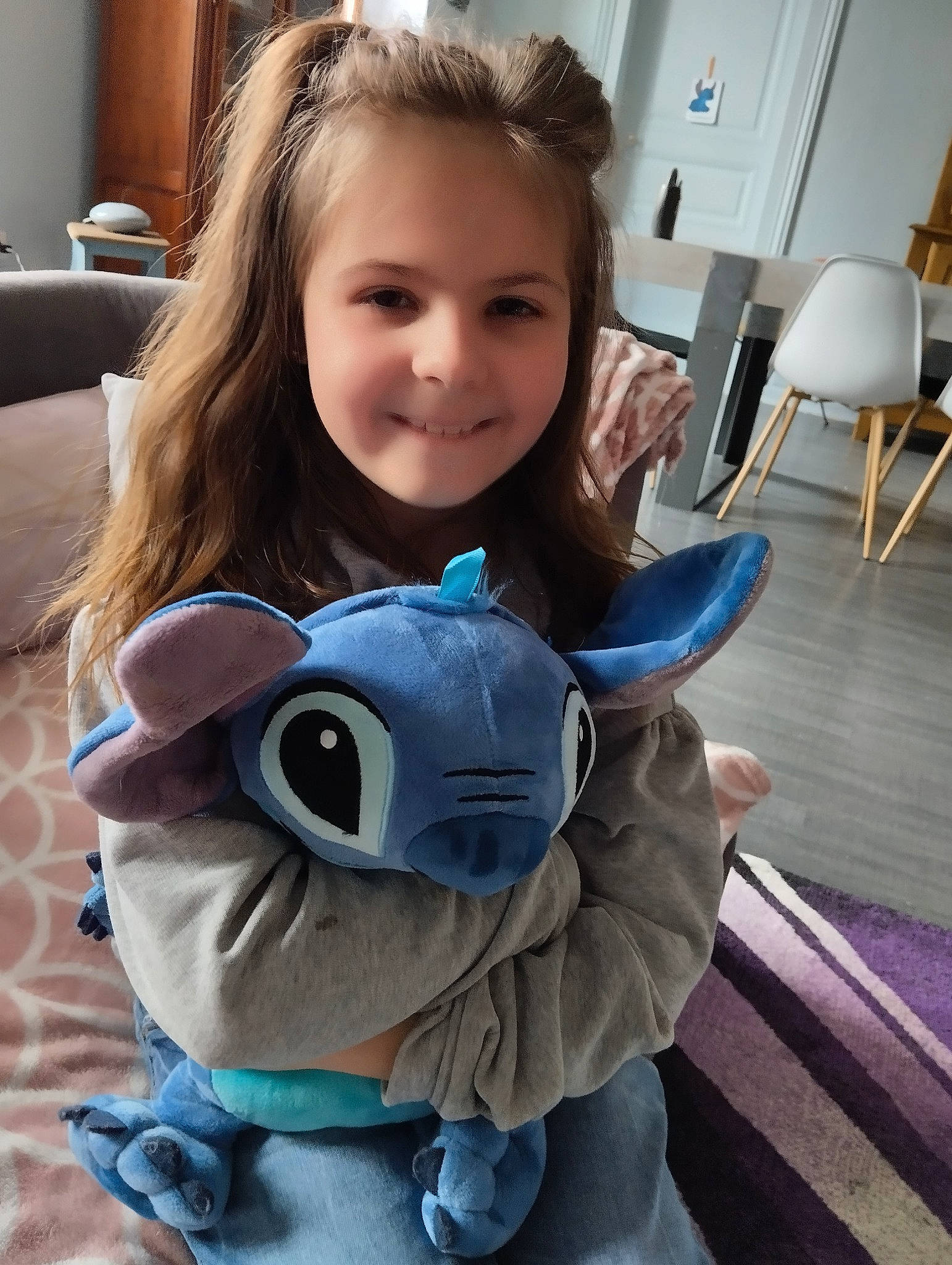 Ambre participe au concours pour gagner de l'argent avec cette photo : chair, child, costume, fictional_character, flooring, fun, fur, happy, joy, long_hair, person, plush, rabbit, rabbits_and_hares, selfie, sitting, skin, smile, stuffed_toy, t_shirt