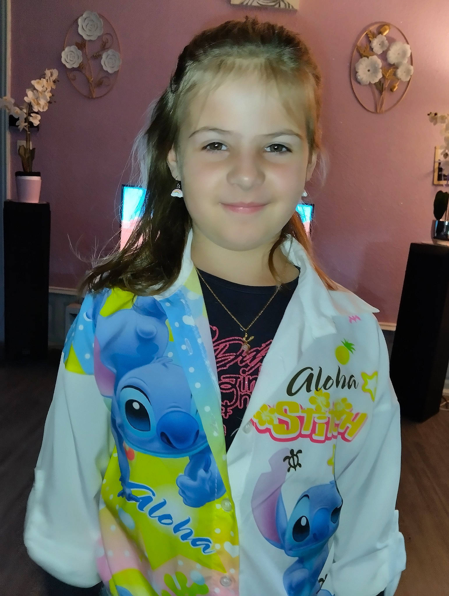 Ambre participe au concours pour gagner de l'argent avec cette photo : child, clothing, electric_blue, event, fashion_accessory, fashion_design, hair, hairstyle, happy, jewellery, joy, neck, necklace, outerwear, pattern, person, sleeve, smile, sportswear, t_shirt