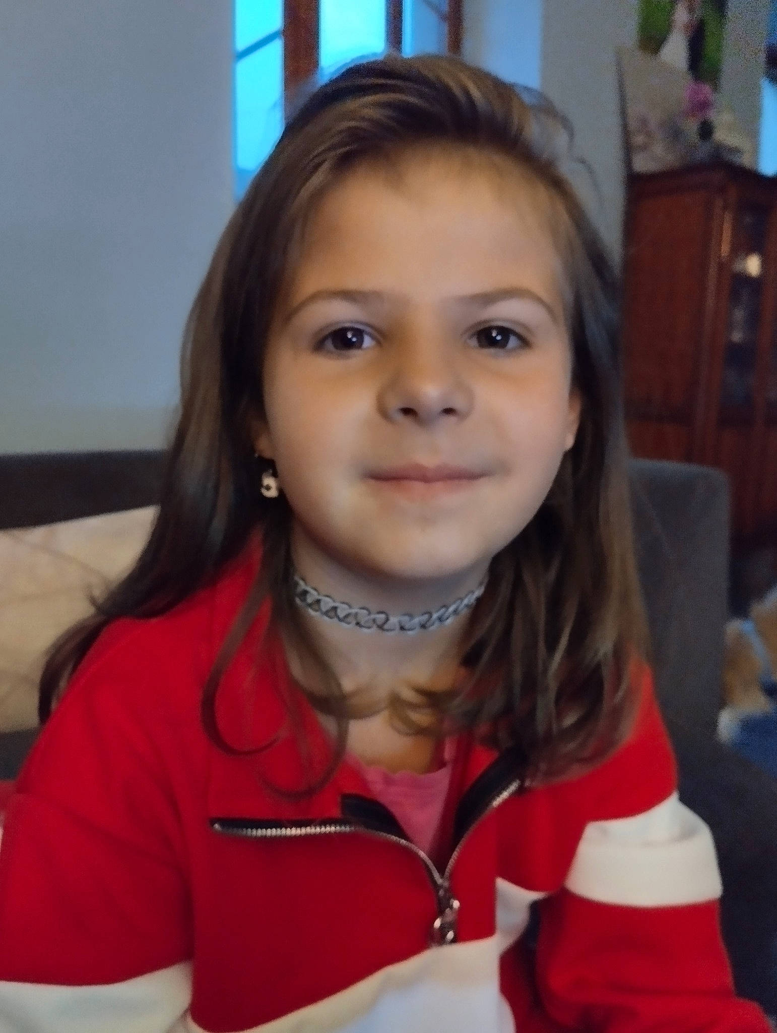 Ambre a rejoint le concours — aidez-le/la à gagner de superbes lots ! brown_hair, cabinetry, cheek, child, chin, event, eyelash, facial_expression, fun, hair, hairstyle, happy, head, jewellery, joy, long_hair, mouth, necklace, person, school_uniform