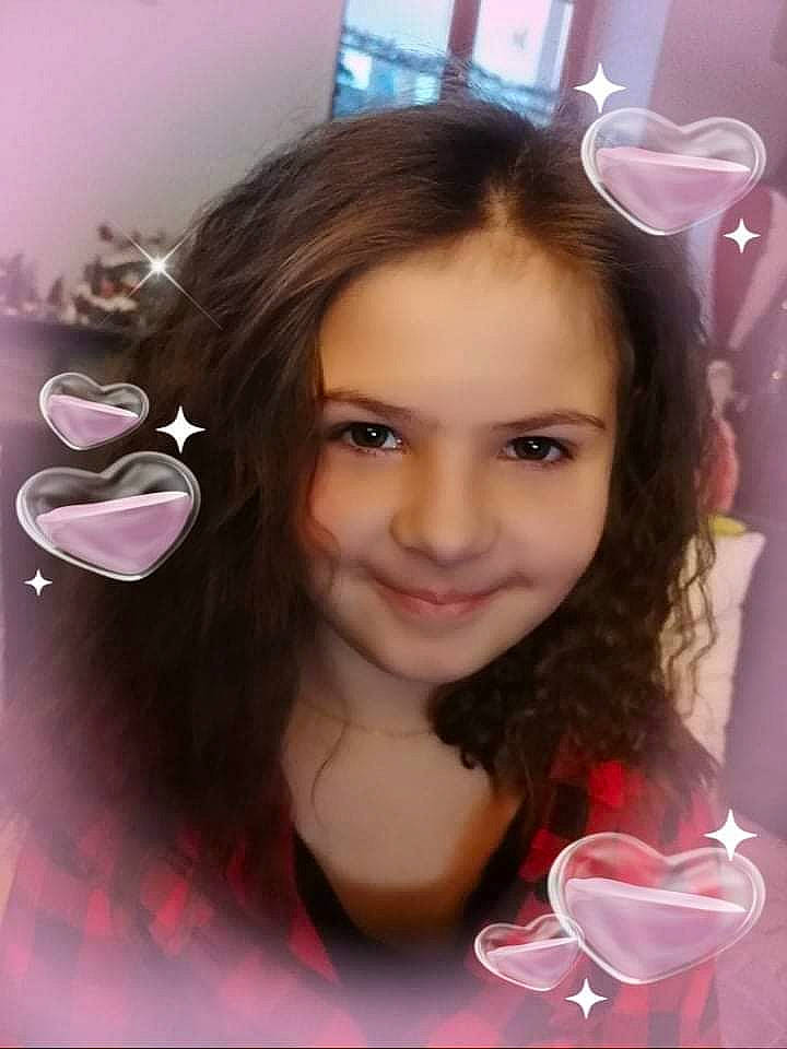 Ambre Crevette participe au concours pour gagner de l'argent avec cette photo : beauty, black_hair, blond, brown_hair, cheek, ear, eyebrow, eyelash, facial_expression, flash_photography, hairstyle, happy, joy, lip, long_hair, magenta, nose, person, petal, pink