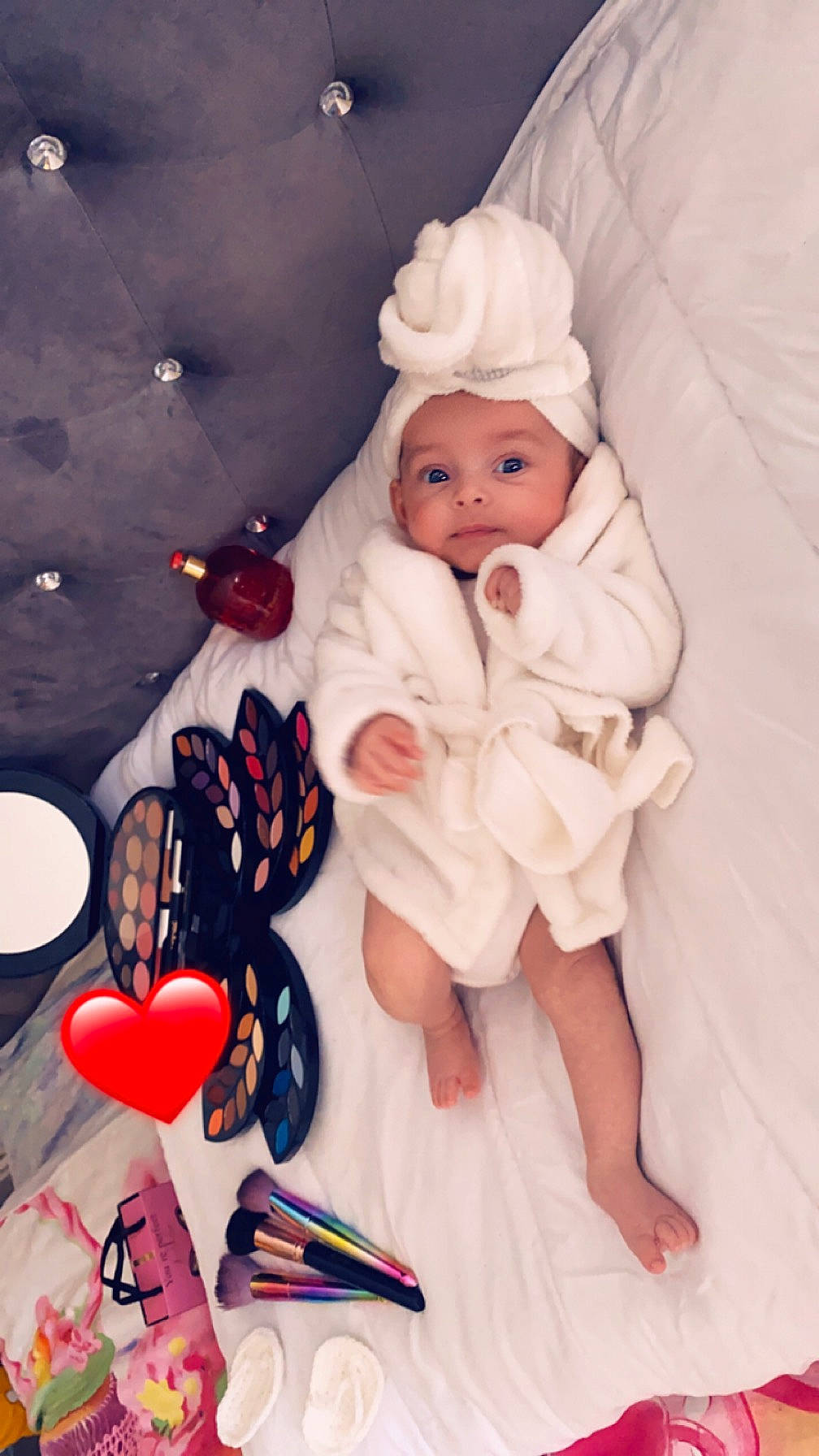 Yliana a rejoint le concours — aidez-le/la à gagner de superbes lots ! art, baby, baby_products, baby_toddler_clothing, balloon, carmine, child, doll, headwear, illustration, insect, linens, pattern, person, petal, pink, pollinator, sitting, sweetness, toddler