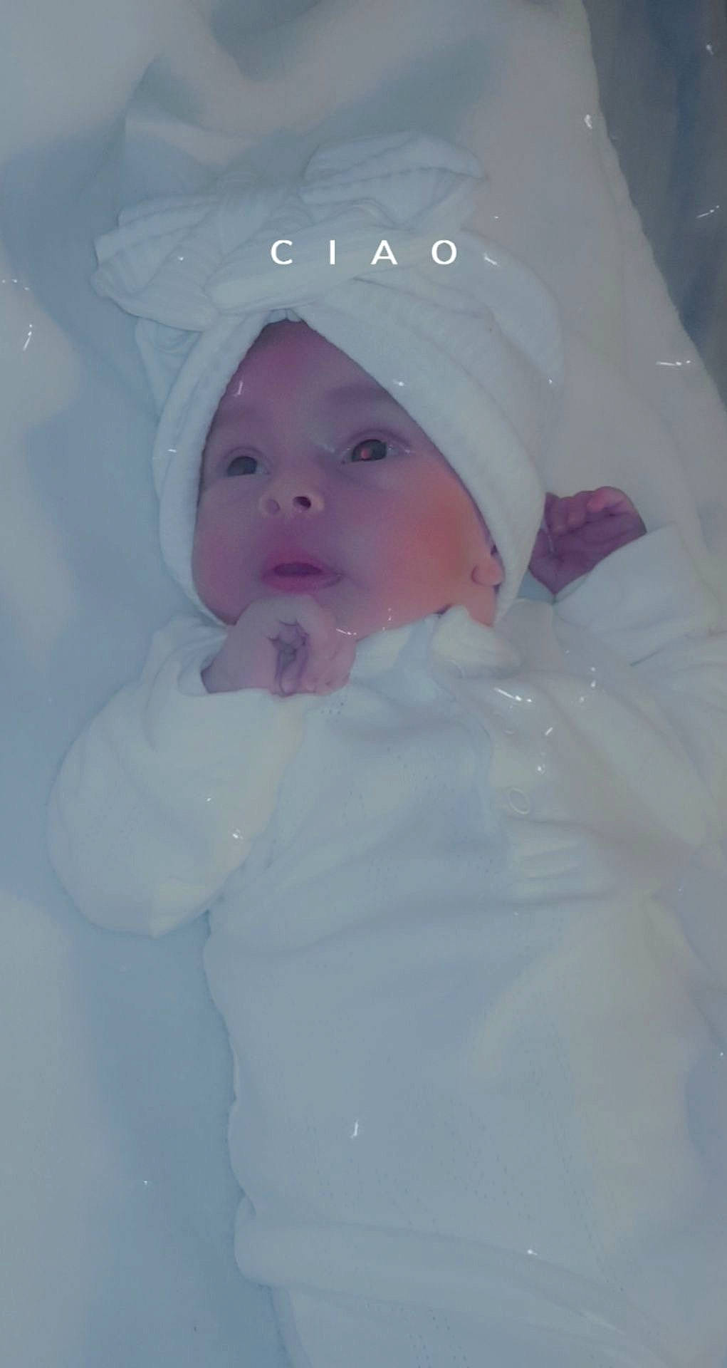 Yliana a rejoint le concours — aidez-le/la à gagner de superbes lots ! baby, baby_products, baby_toddler_clothing, bonnet, cap, cheek, comfort, eye, freezing, happy, headgear, headwear, iris, linens, lip, person, room, sleeve, smile, toddler