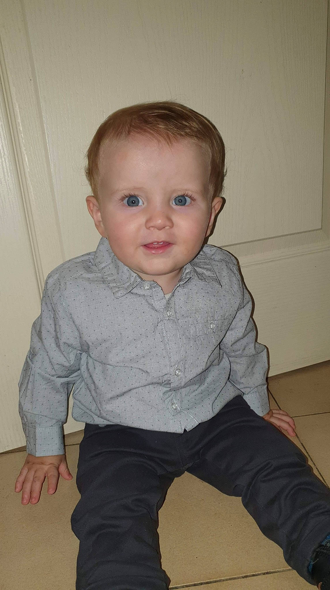 Marius participe au concours pour gagner de l'argent avec cette photo : baby, baby_toddler_clothing, blond, cheek, child, chin, collar, dress_shirt, eyelash, facial_expression, flooring, iris, lip, neck, nose, pattern, person, skin, sleeve, standing