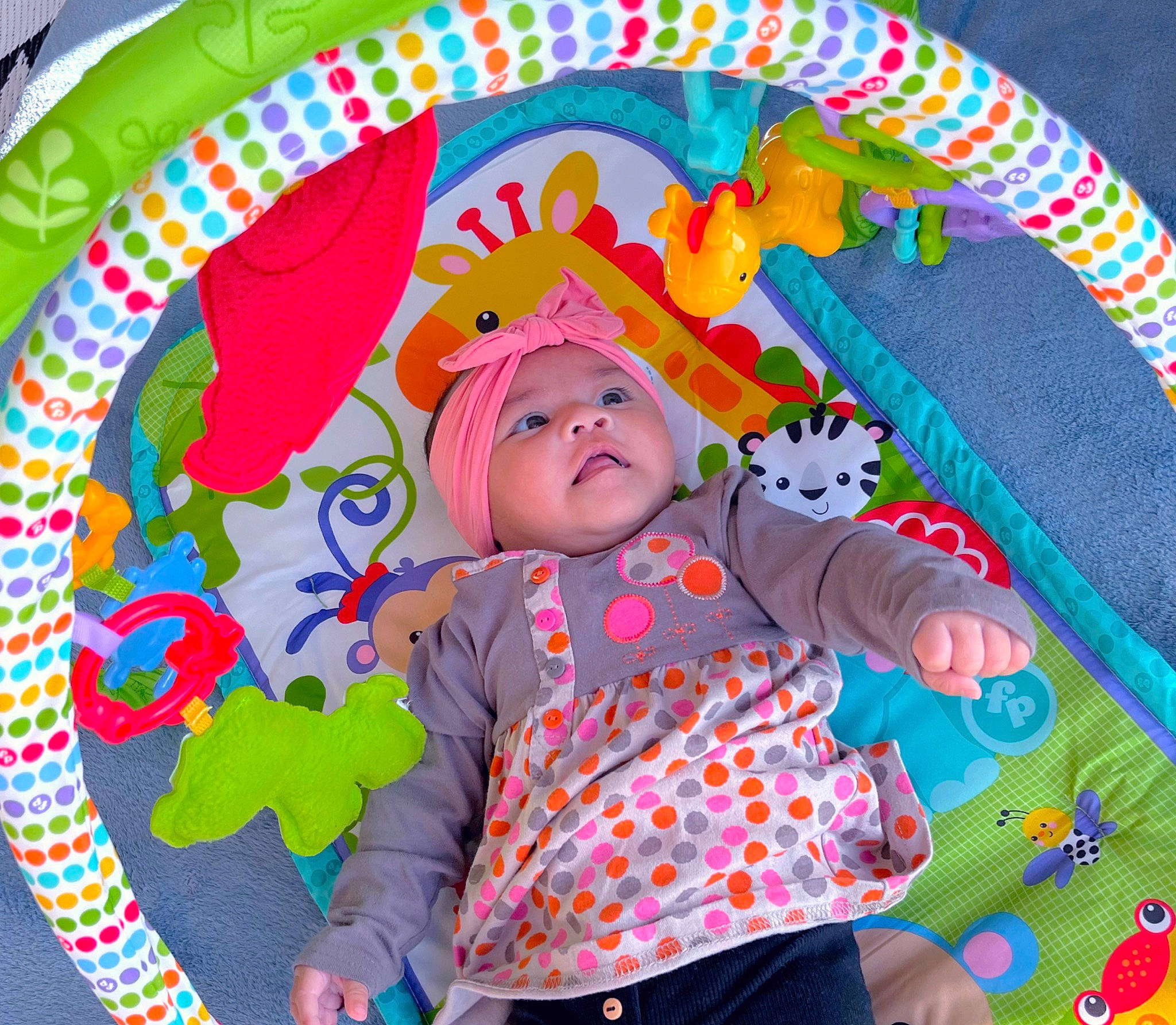 Mani Graëce Manogitau a rejoint le concours — aidez-le/la à gagner de superbes lots ! art, baby, baby_products, baby_toddler_clothing, baby_toys, child, comfort, fun, happy, headwear, leisure, linens, pattern, person, pink, play, product, sleeve, t_shirt, textile