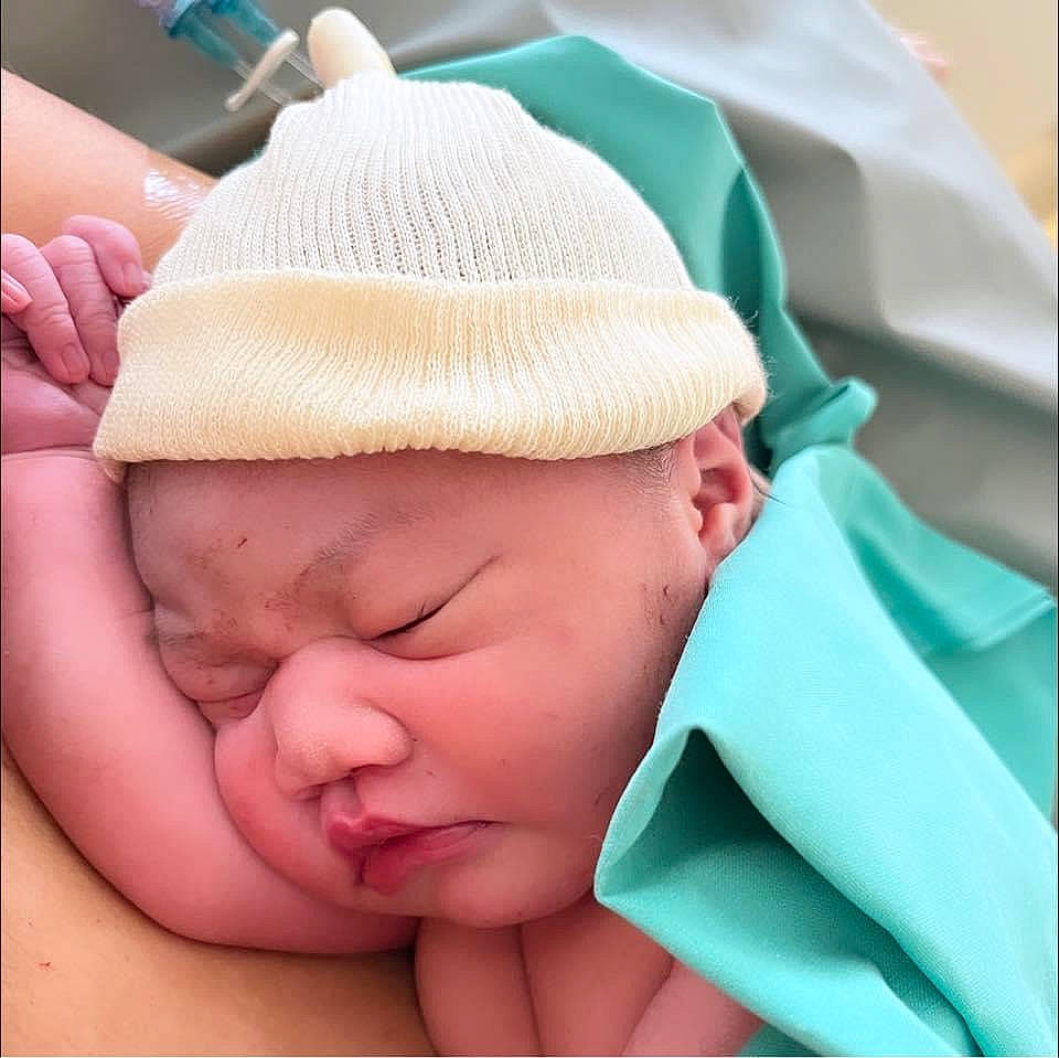 Mani Graëce Manogitau a rejoint le concours — aidez-le/la à gagner de superbes lots ! baby, baby_products, baby_sleeping, bedtime, cap, cheek, child, chin, close_up, comfort, facial_expression, finger, gesture, headwear, linens, mouth, nail, nose, person, skin