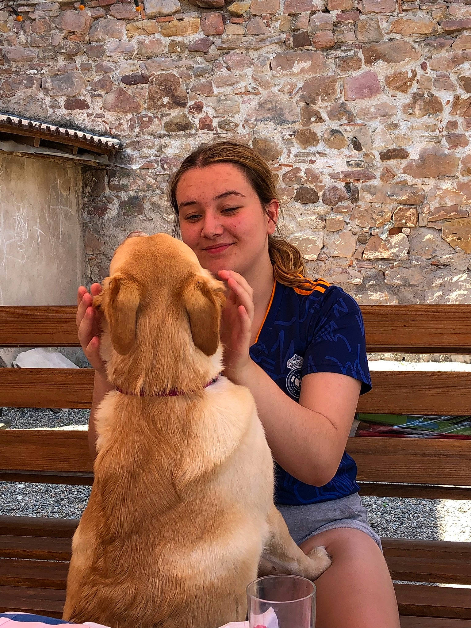 Rita a rejoint le concours — aidez-le/la à gagner de superbes lots ! blond, brick, brown_hair, canidae, carnivore, companion_dog, dog_breed, fawn, fun, fur, happy, hat, human_leg, leisure, sitting, smile, sporting_group, thigh, vacation, wood