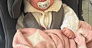 Kelya a rejoint le concours — aidez-le/la à gagner de superbes lots ! baby, infant, pacifier, car_seat, blanket, headwrap, sweater, pink, cream, cute, wide_eyes, cozy, child, indoor, seatbelt, soft, warm, comfort, toddler, portrait