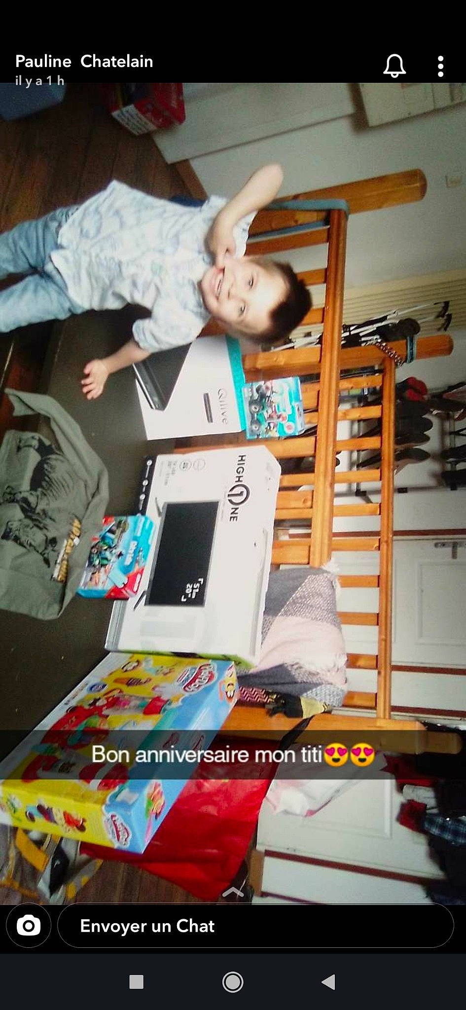 Timéo a rejoint le concours — aidez-le/la à gagner de superbes lots ! art, baby, bookcase, box, child, fun, gadget, home_appliance, joy, office_equipment, person, product, publication, room, shelf, shelving, smile, t_shirt, table, toddler