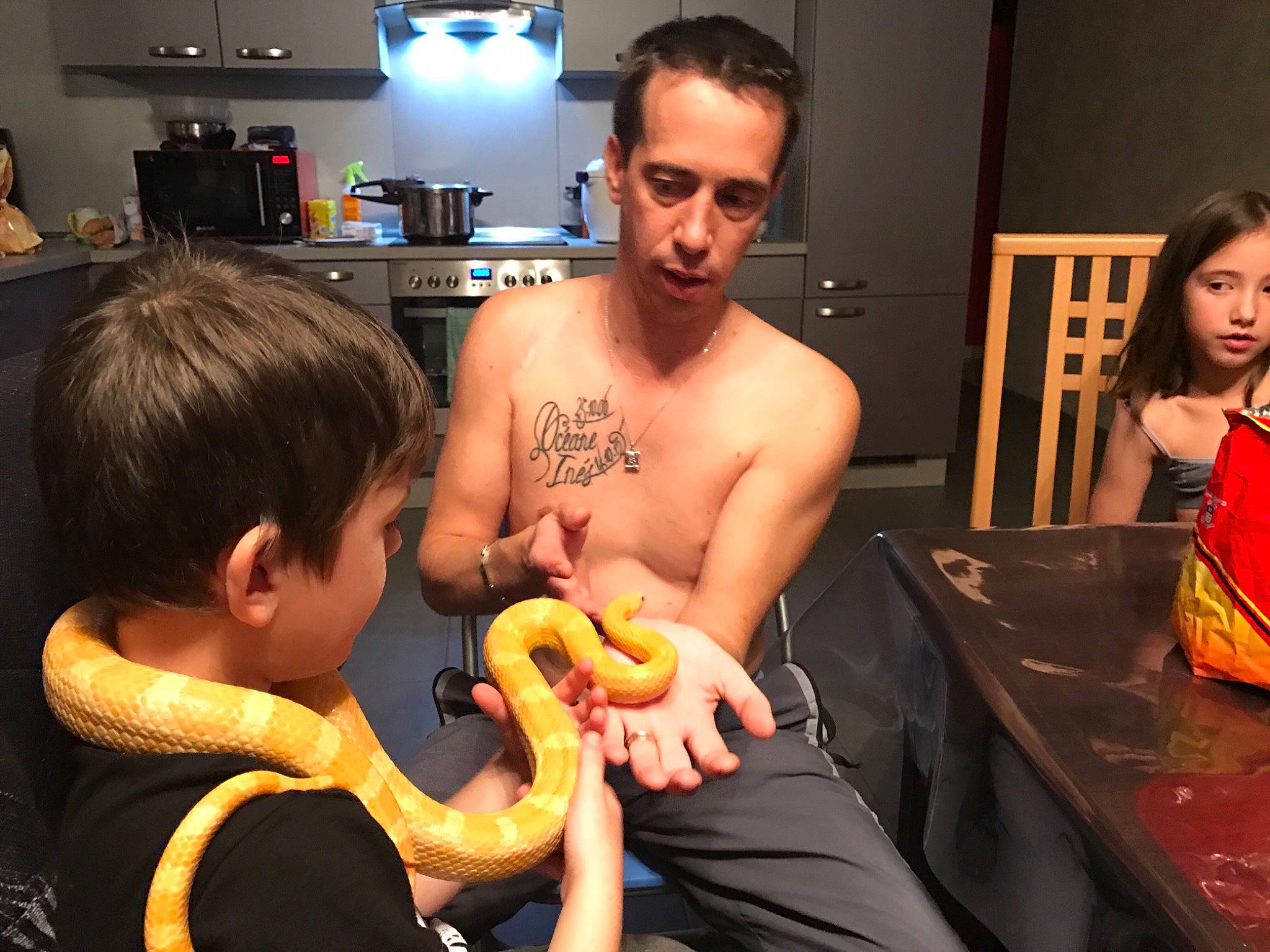 Kama participe au concours pour gagner de l'argent avec cette photo : arm, food, human_body, muscle, person, product