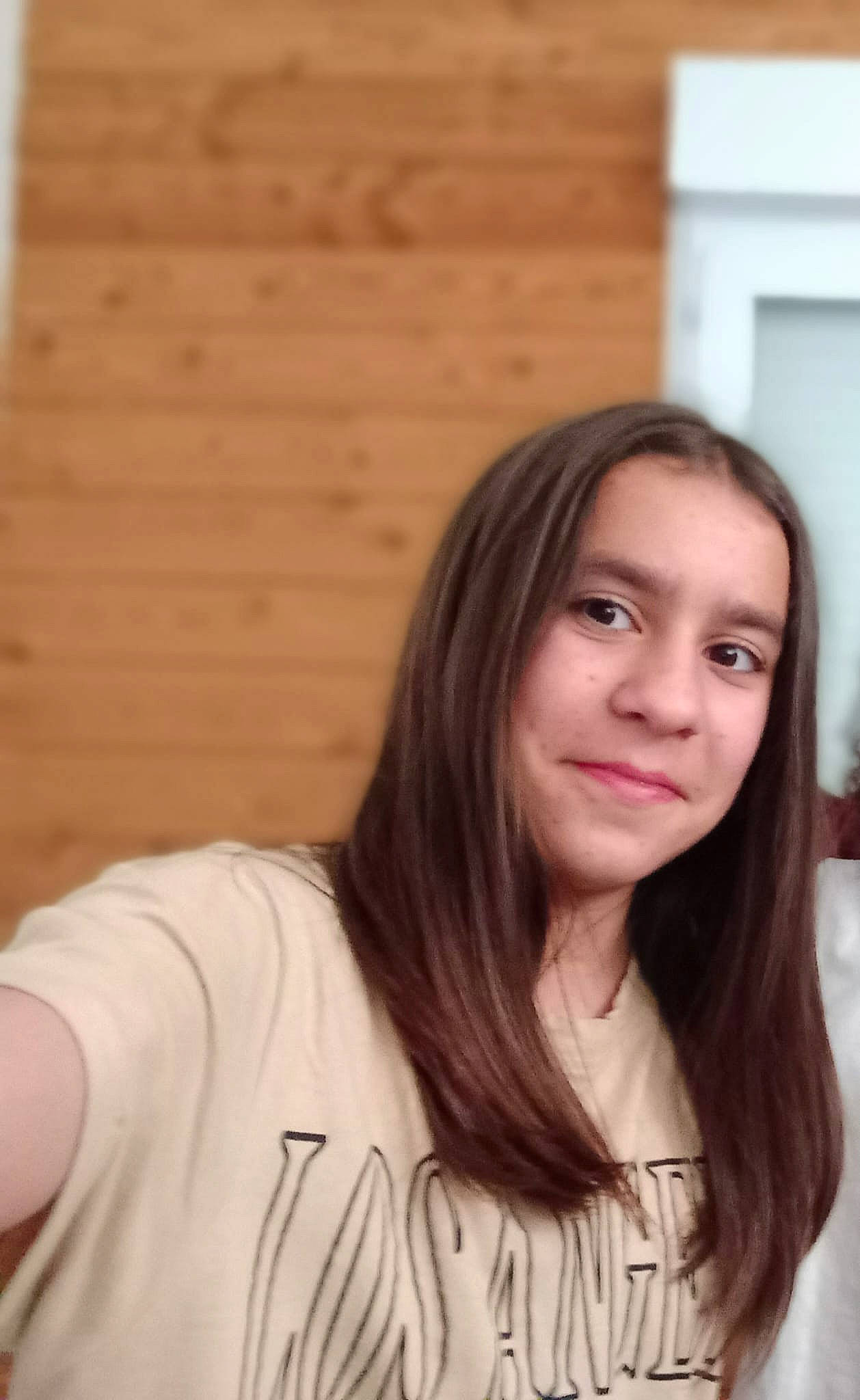 Océa a rejoint le concours — aidez-le/la à gagner de superbes lots ! brown_hair, chin, eye, eyebrow, eyelash, flash_photography, forehead, hair_coloring, happy, hardwood, jaw, joy, layered_hair, lip, long_hair, person, sitting, sleeve, step_cutting, t_shirt