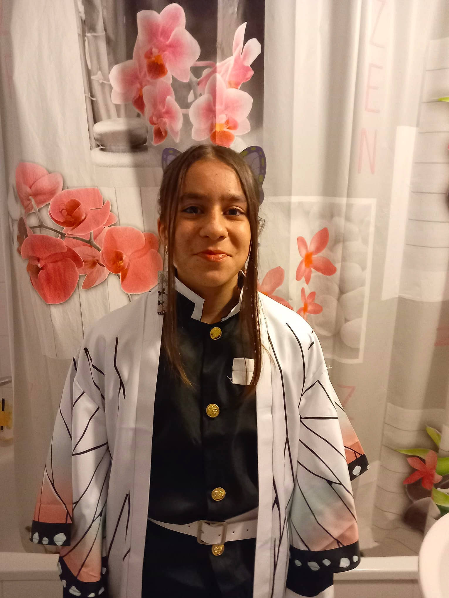 Océa participe au concours pour gagner de l'argent avec cette photo : artificial_flower, blazer, bow_tie, button, collar, door, dress_shirt, event, fashion_design, floral_design, flower, flower_arranging, formal_wear, joy, military_uniform, person, petal, plant, sleeve, smile