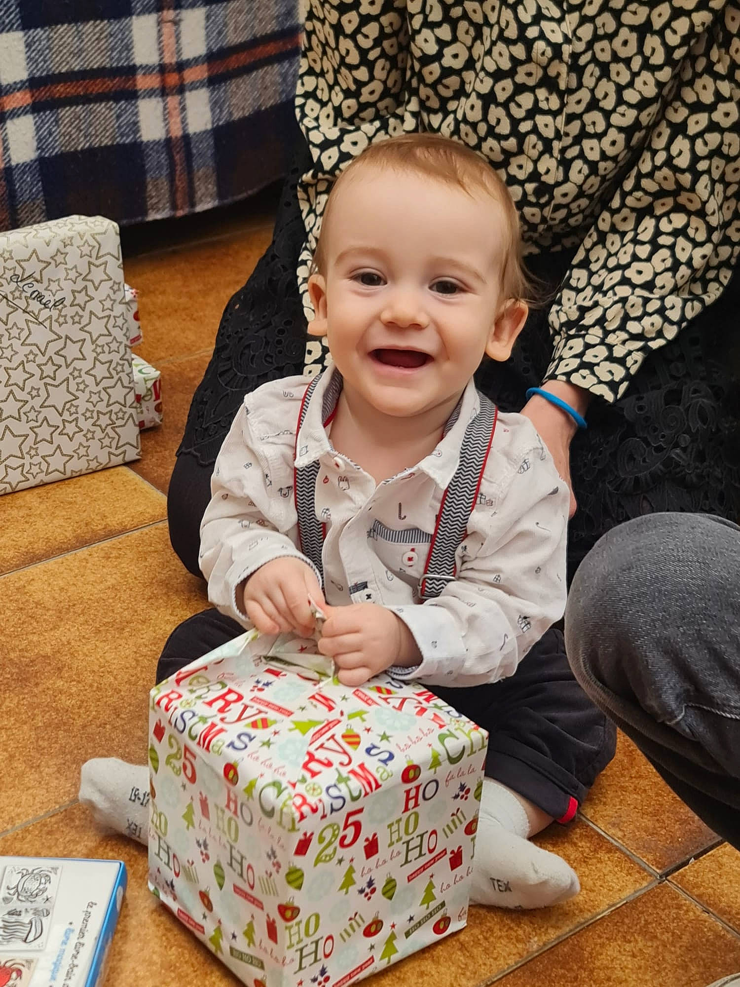 Lénaël participe au concours pour gagner de l'argent avec cette photo : baby, baby_toddler_clothing, child, christmas_eve, comfort, couch, event, flooring, fun, happy, head, joy, pattern, person, product, room, sitting, sleeve, smile, textile