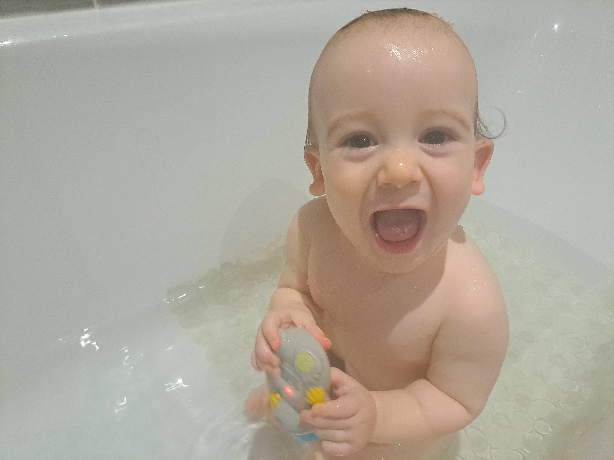 Lénaël a rejoint le concours — aidez-le/la à gagner de superbes lots ! baby, baby_bathing, bath_toy, bathing, bathroom, bathtub, chest, child, eye, fluid, foam, fun, happy, leisure, person, plumbing, skin, smile, thumb, toddler