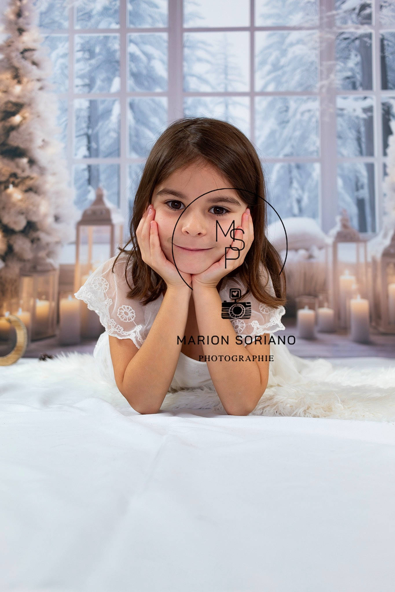 Lucie participe au concours pour gagner de l'argent avec cette photo : black_hair, brown_hair, comfort, event, eyebrow, eyelash, eyewear, flash_photography, fun, glasses, happy, human_leg, leisure, linens, lip, long_hair, person, sitting, smile, thigh