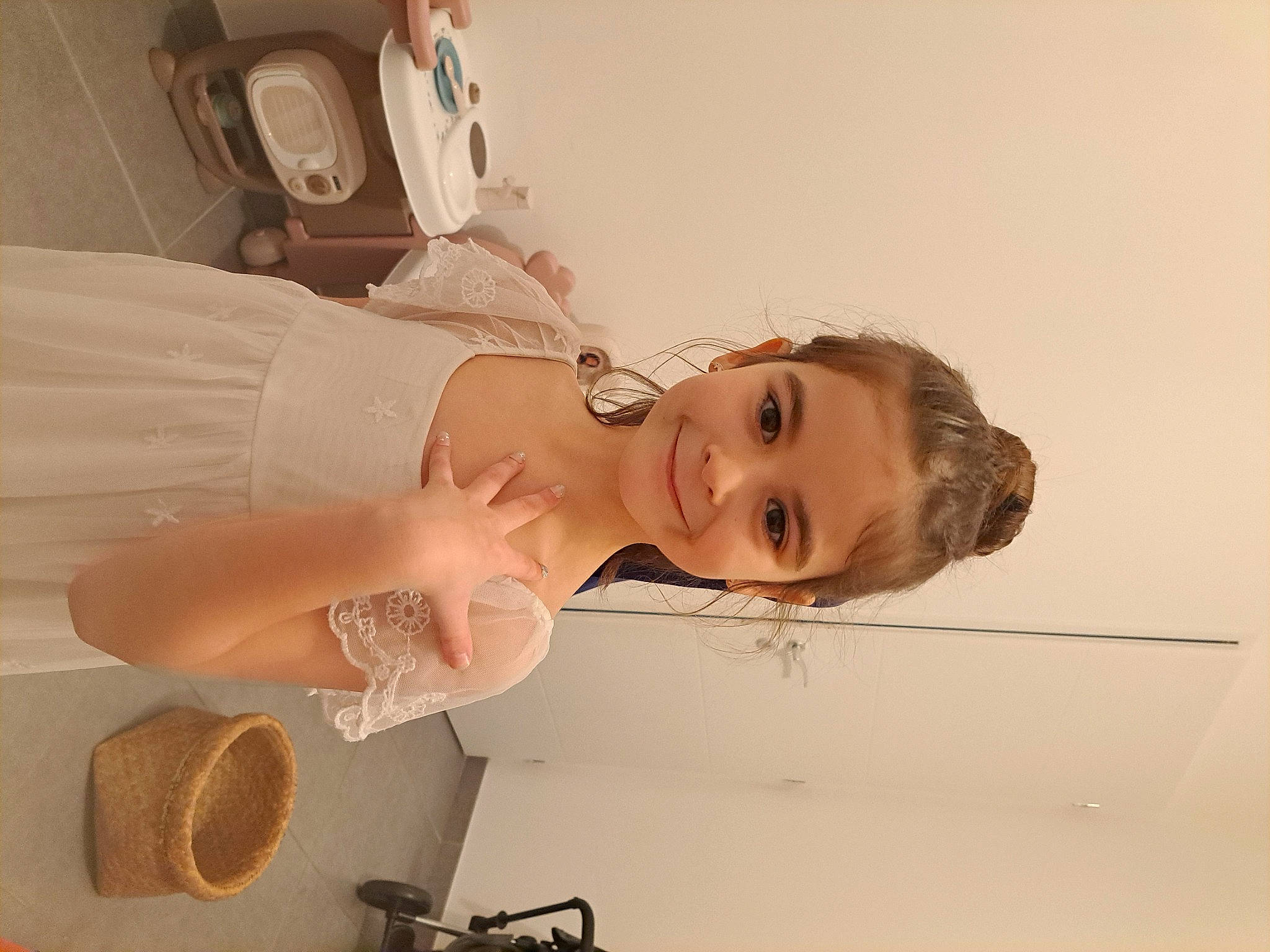 Lucie participe au concours pour gagner de l'argent avec cette photo : automotive_design, bathing, blond, bridal_accessory, bridal_clothing, chest, child, dress, eyelash, fashion_accessory, fashion_design, flash_photography, hair_accessory, happy, joy, person, room, skin, smile, toddler