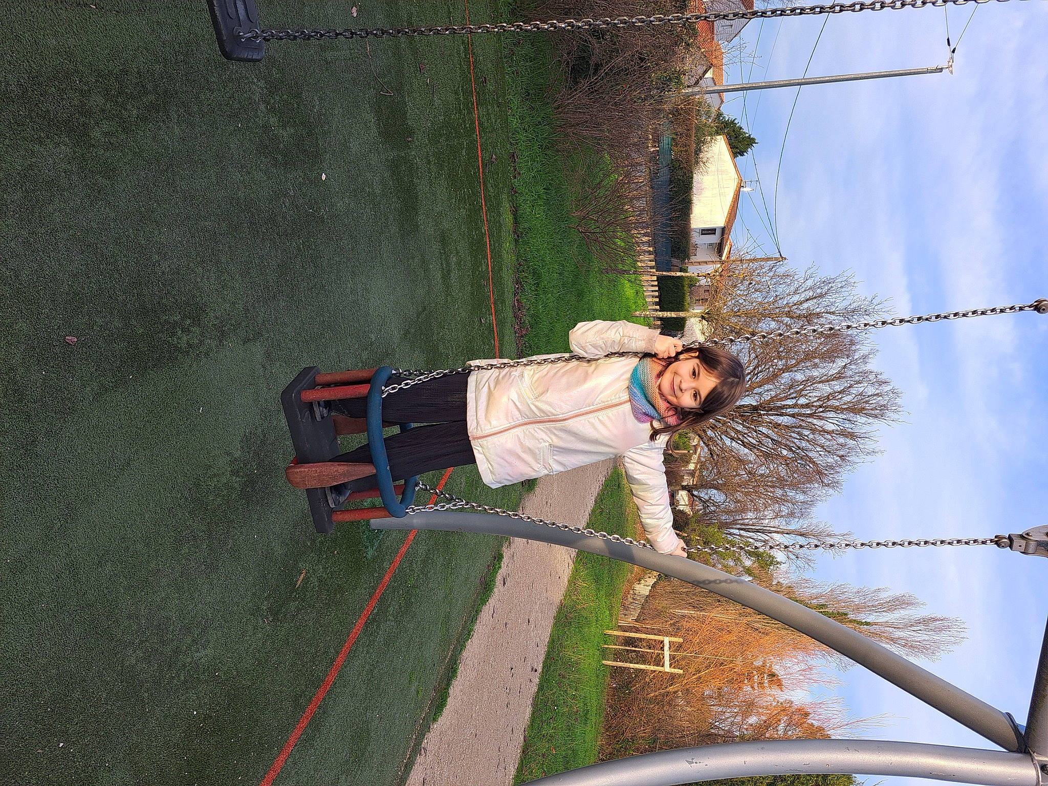 Lucie a rejoint le concours — aidez-le/la à gagner de superbes lots ! adventure, cloud, electrical_supply, electricity, fun, joy, leisure, overhead_power_line, person, plant, pole, public_utility, recreation, rope, sky, smile, sport_climbing, tree, twig, wind