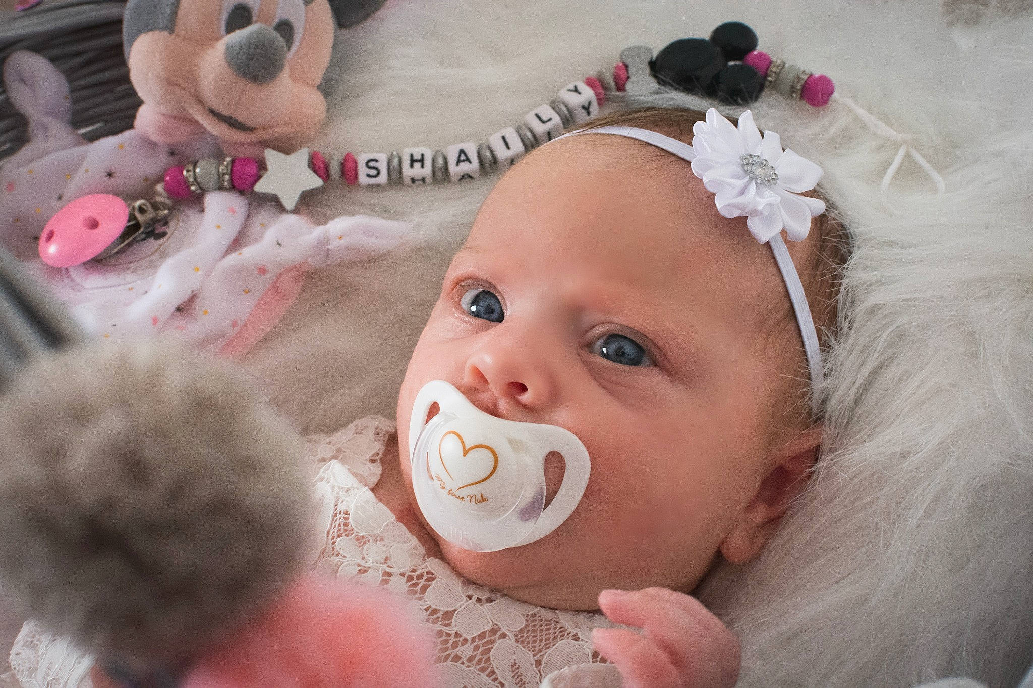 Shaïly a rejoint le concours — aidez-le/la à gagner de superbes lots ! baby, baby_toddler_clothing, cheek, ear, eyebrow, eyelash, facial_expression, finger, happy, headgear, lip, mouth, nose, organ, person, pink, skin, textile, toddler, toy