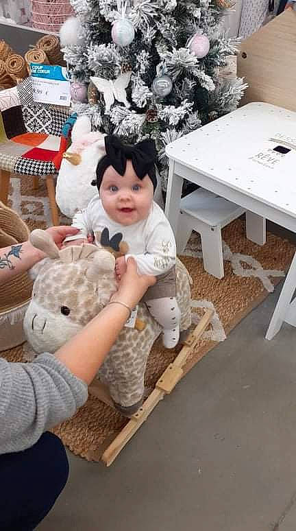Shaïly a rejoint le concours — aidez-le/la à gagner de superbes lots ! baby, chair, event, fawn, flooring, fun, fur, furniture, happy, head, headwear, leg, person, plant, room, sitting, skin, stuffed_toy, table, toddler