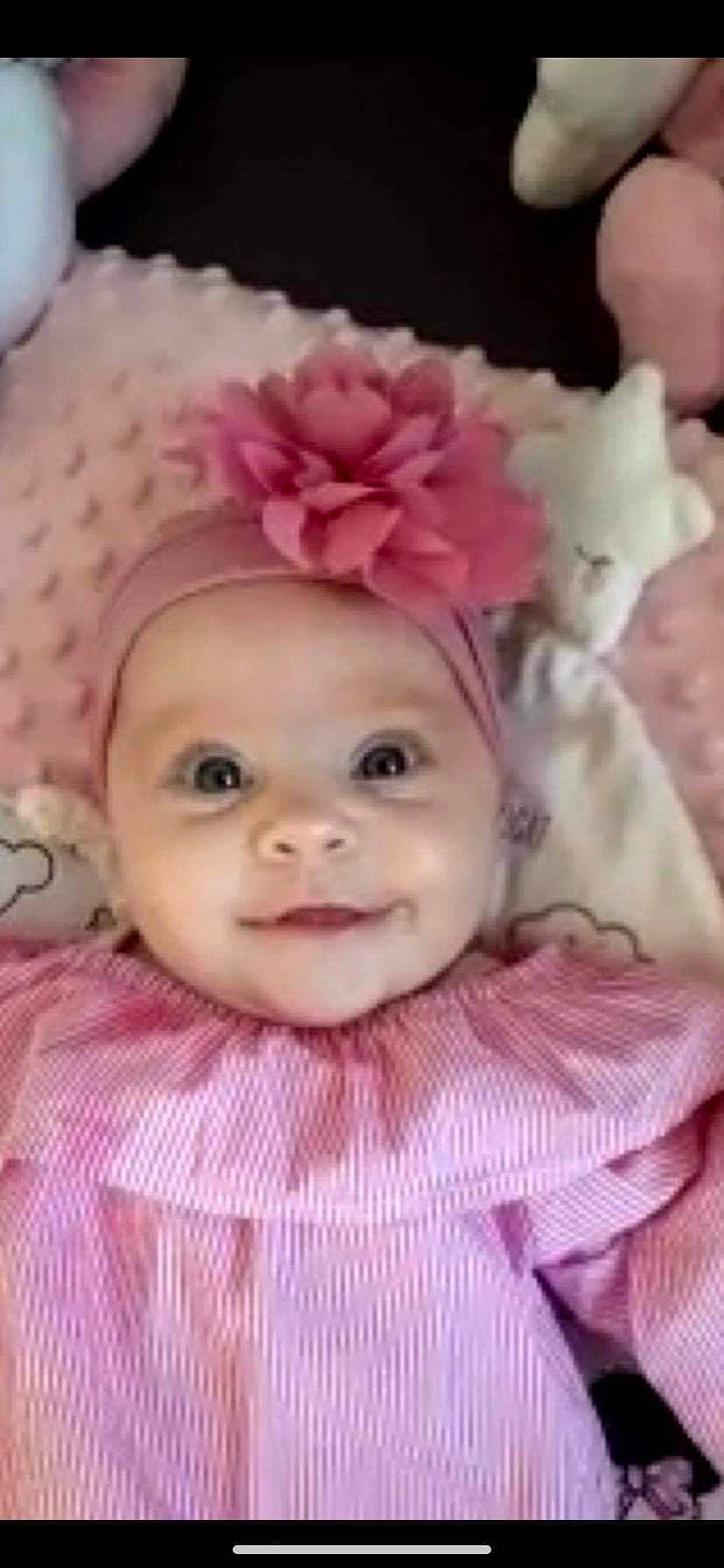 Shaïly a rejoint le concours — aidez-le/la à gagner de superbes lots ! baby, baby_toddler_clothing, cheek, chin, eye, eyebrow, eyelash, facial_expression, happy, head, headgear, headwear, iris, joy, lip, nose, person, petal, pink, purple