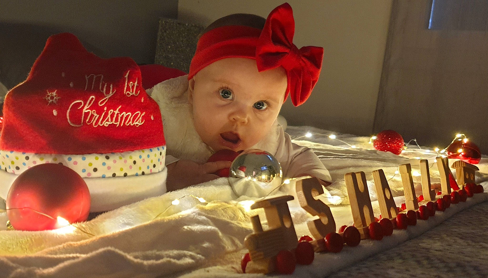 Shaïly participe au concours pour gagner de l'argent avec cette photo : baby, carmine, child, christmas, christmas_eve, costume_hat, drinkware, event, fedora, hat, headwear, holiday, orange, person, product, red, room, santa_claus, sun_hat, sweetness