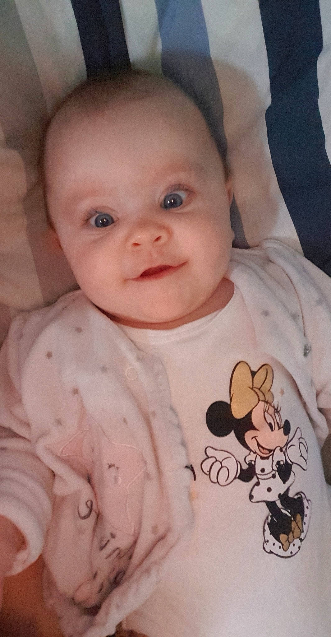 Shaïly participe au concours pour gagner de l'argent avec cette photo : baby, baby_toddler_clothing, cheek, chin, eye, finger, happy, head, human_body, lip, mammal, mouth, nose, organ, person, pink, product, skin, sleeve, smile