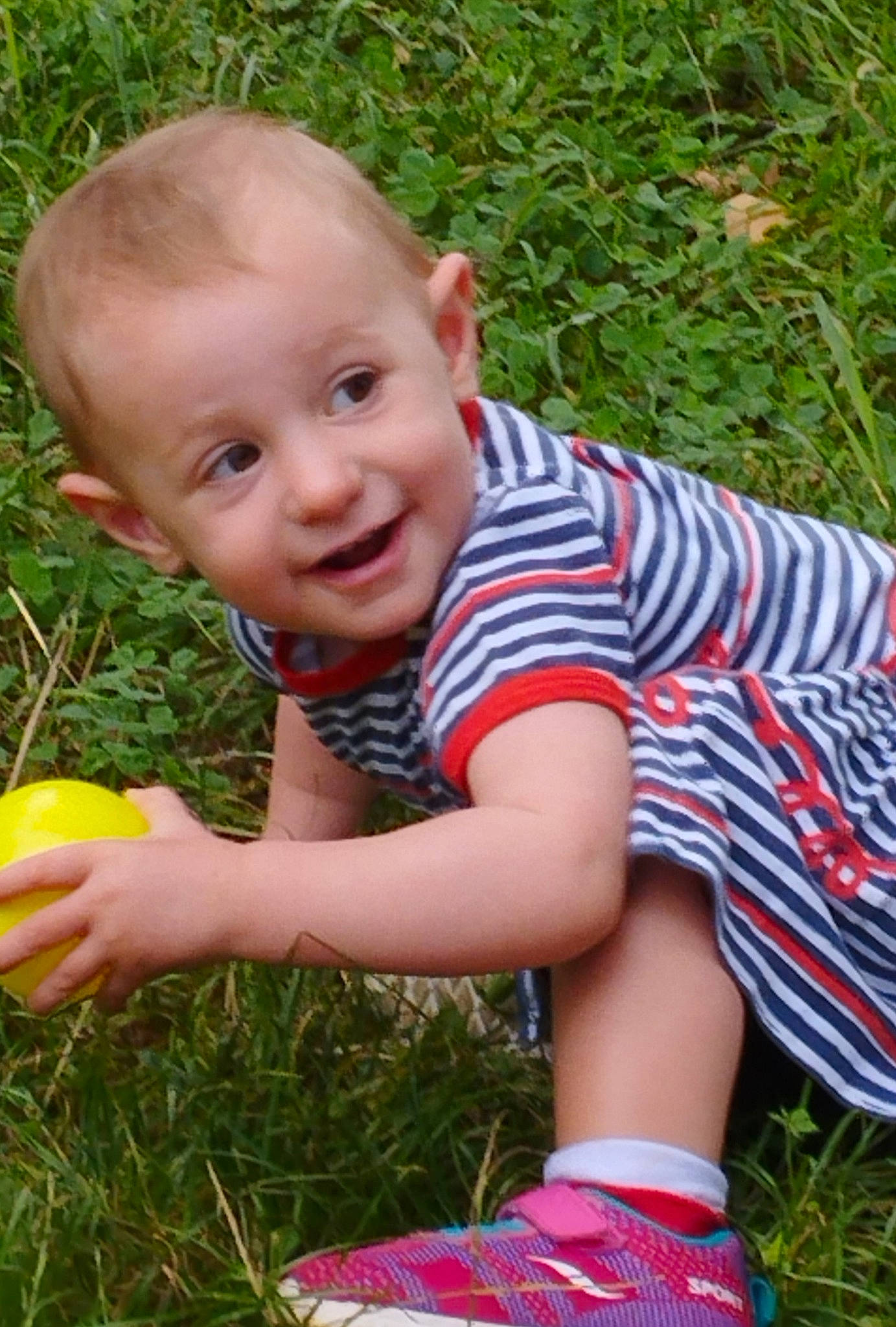 Léa participe au concours pour gagner de l'argent avec cette photo : baby, baby_toddler_clothing, ball, child, facial_expression, fun, grass, grass_family, green, happy, joy, lawn, pattern, people_in_nature, person, photograph, plant, play, sitting, smile