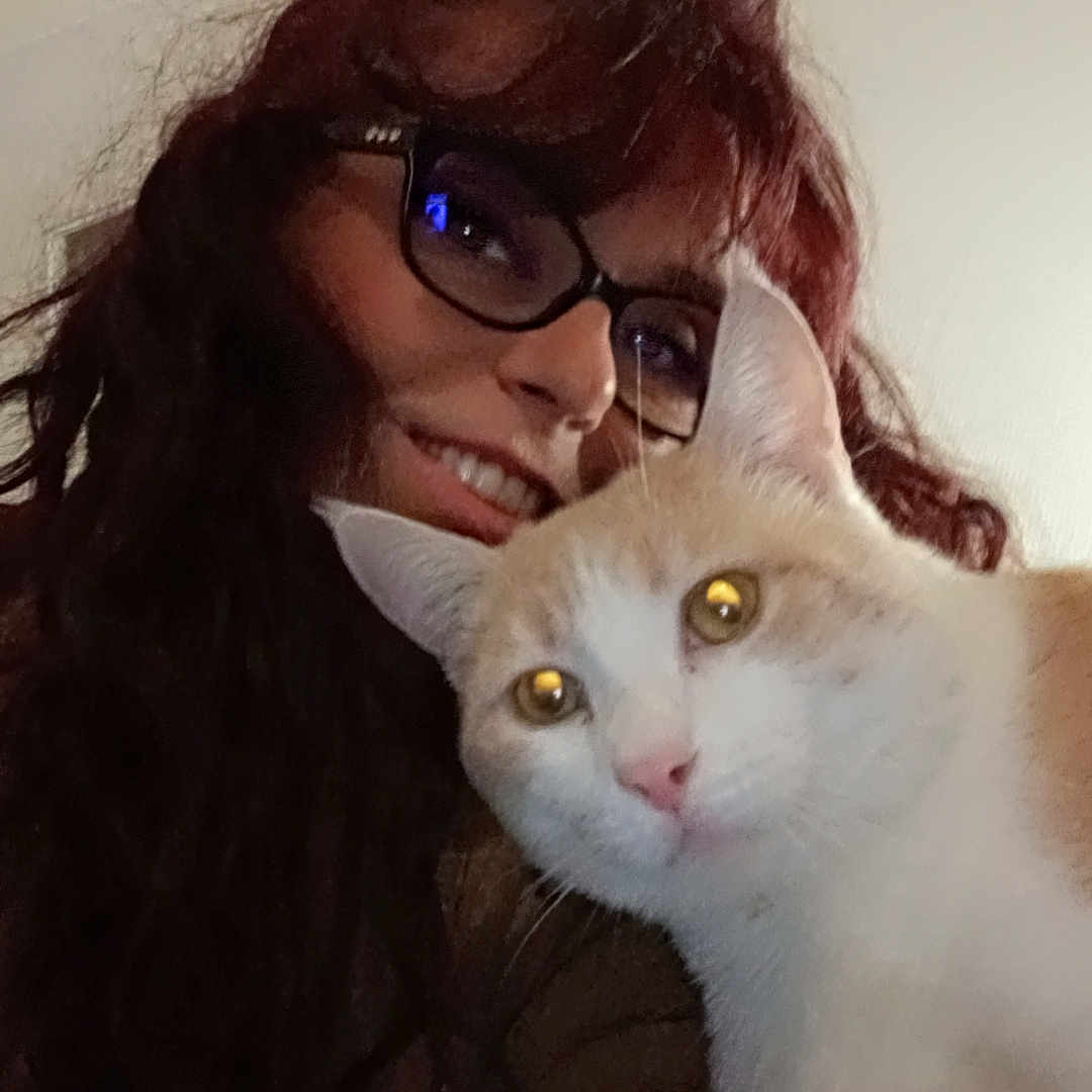 Radjha participe au concours pour gagner de l'argent avec cette photo : animal, brown_clothing, cat, closeup, companion, cozy, curly_hair, cute, face, feline, friendly, glasses, head, indoor, person, pet, portrait, reflection, smile, woman