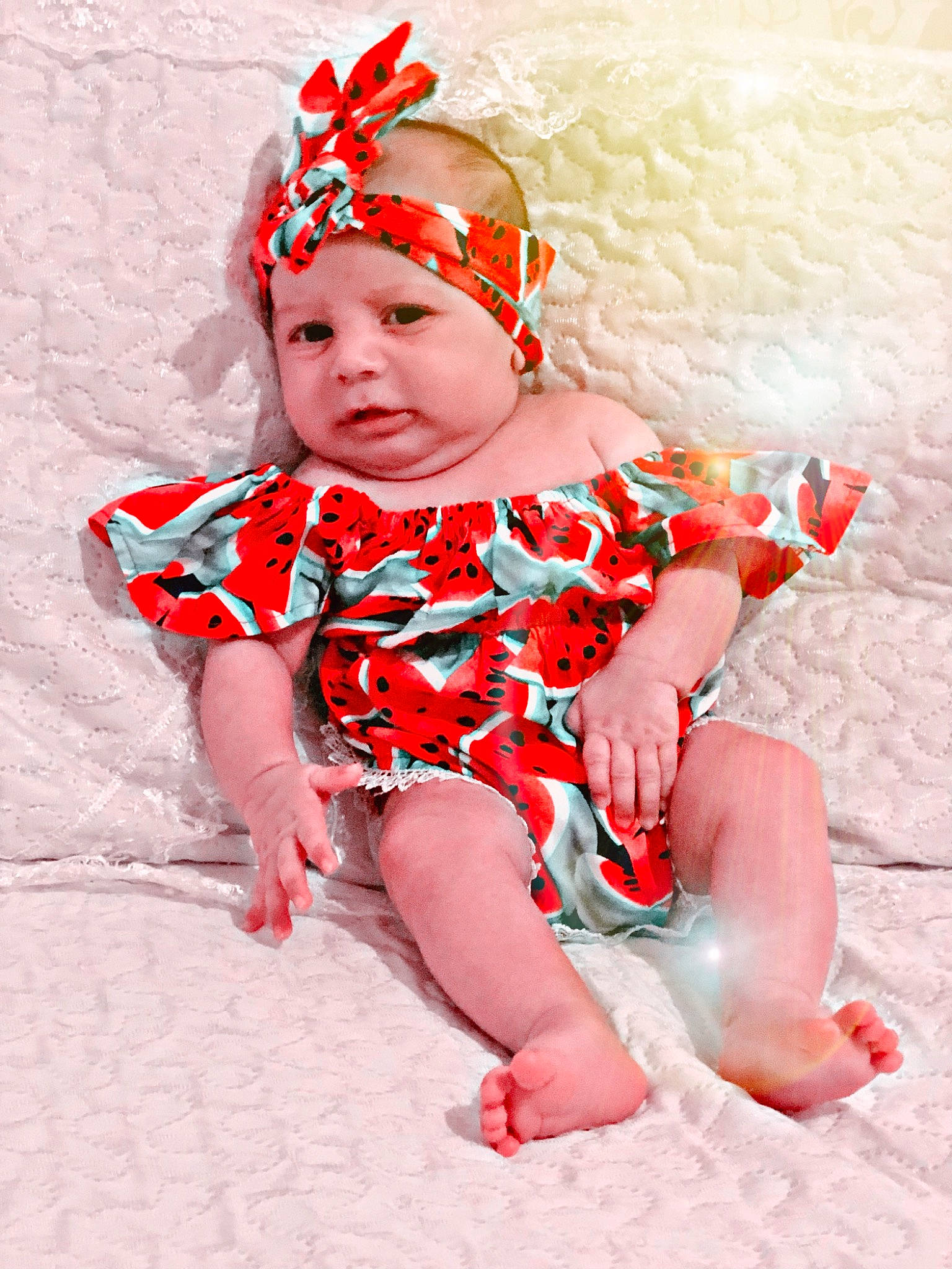 Nur a rejoint le concours — aidez-le/la à gagner de superbes lots ! baby, baby_toddler_clothing, carmine, child, costume, costume_hat, fashion_accessory, foot, head, headband, headpiece, headwear, human_body, human_leg, pattern, peach, person, sitting, skin, sleeve