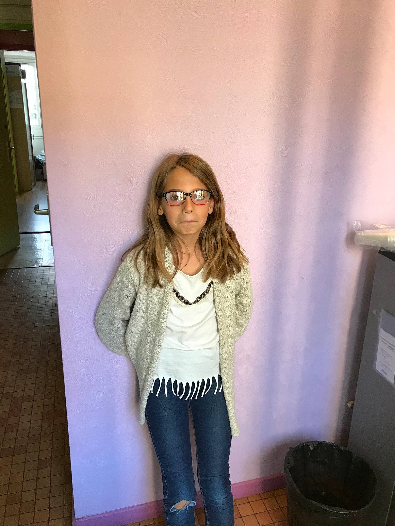 Laura participe au concours pour gagner de l'argent avec cette photo : beauty, blond, clothing, day, eyewear, girl, glasses, hair, human_hair_color, jeans, leg, long_hair, outerwear, person, shoulder, smile, snapshot, standing, textile, vision_care