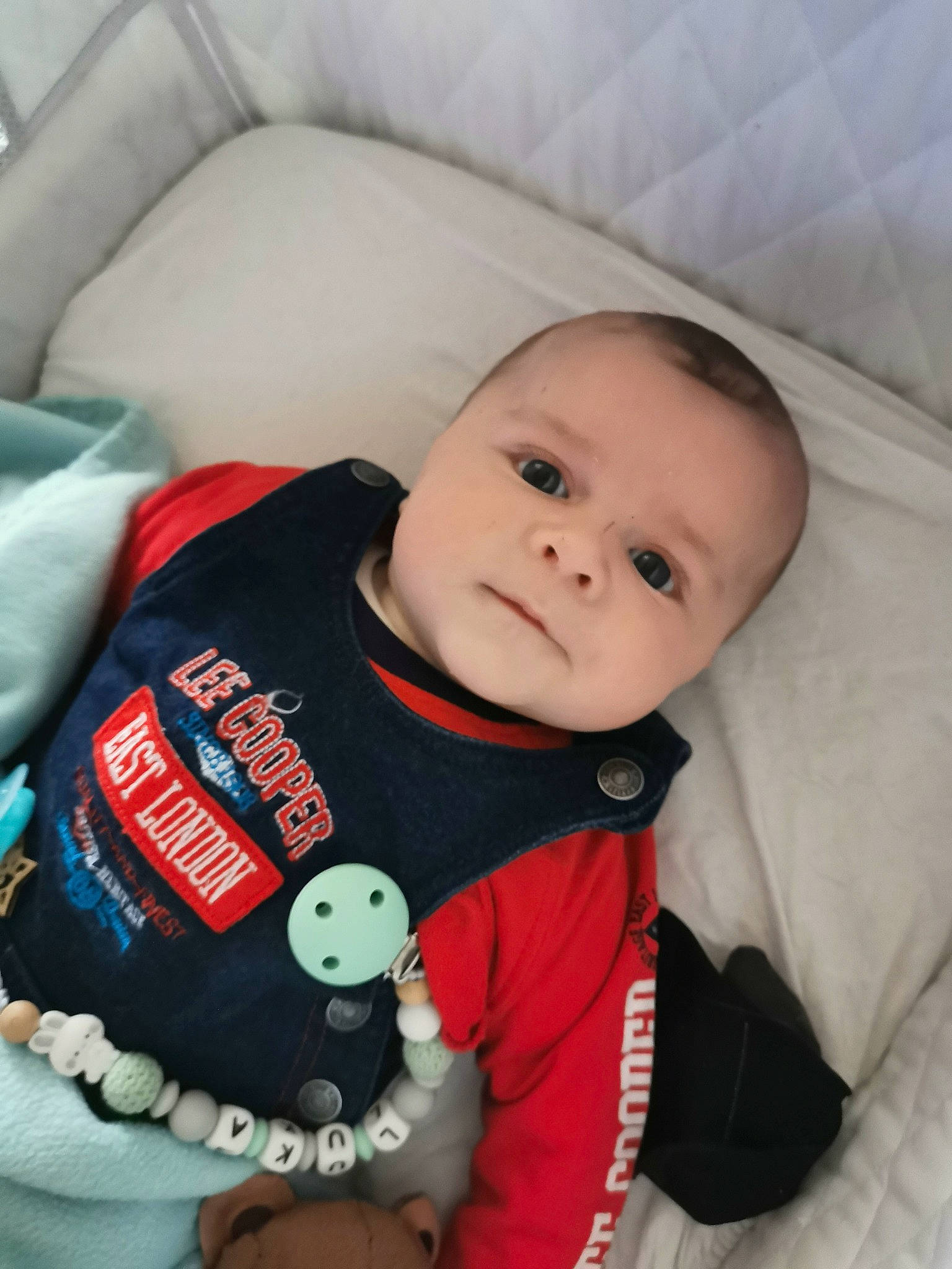 Luka participe au concours pour gagner de l'argent avec cette photo : baby, baby_carriage, baby_products, baby_safety, baby_toddler_clothing, carmine, cheek, child, comfort, linens, mammal, person, product, skin, sleeve, stuffed_toy, t_shirt, textile, toddler, vertebrate