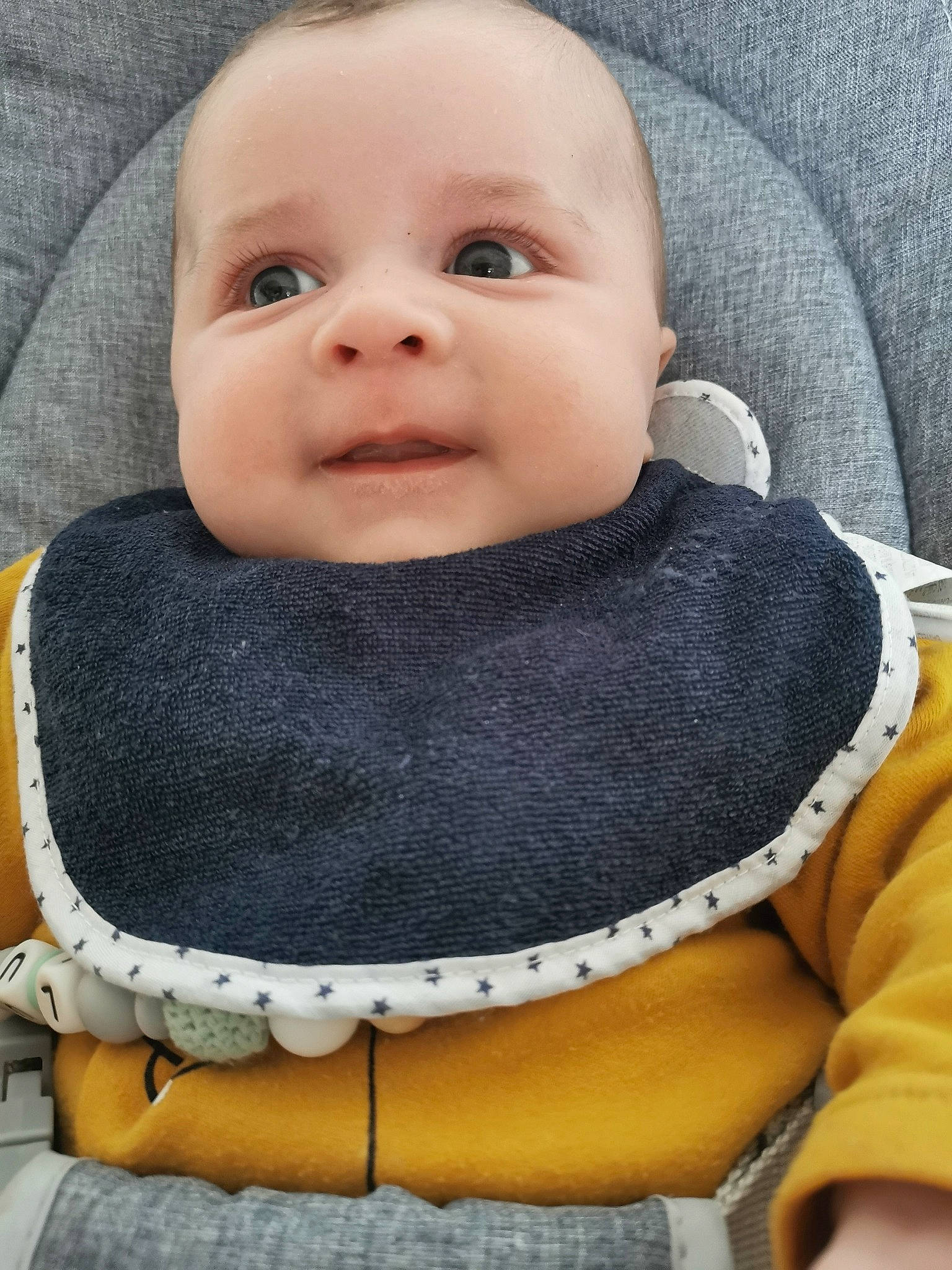 Luka participe au concours pour gagner de l'argent avec cette photo : baby, baby_toddler_clothing, bib, cheek, collar, comfort, eyebrow, grey, happy, iris, lip, nose, outerwear, pattern, person, skin, sleeve, smile, textile, toddler