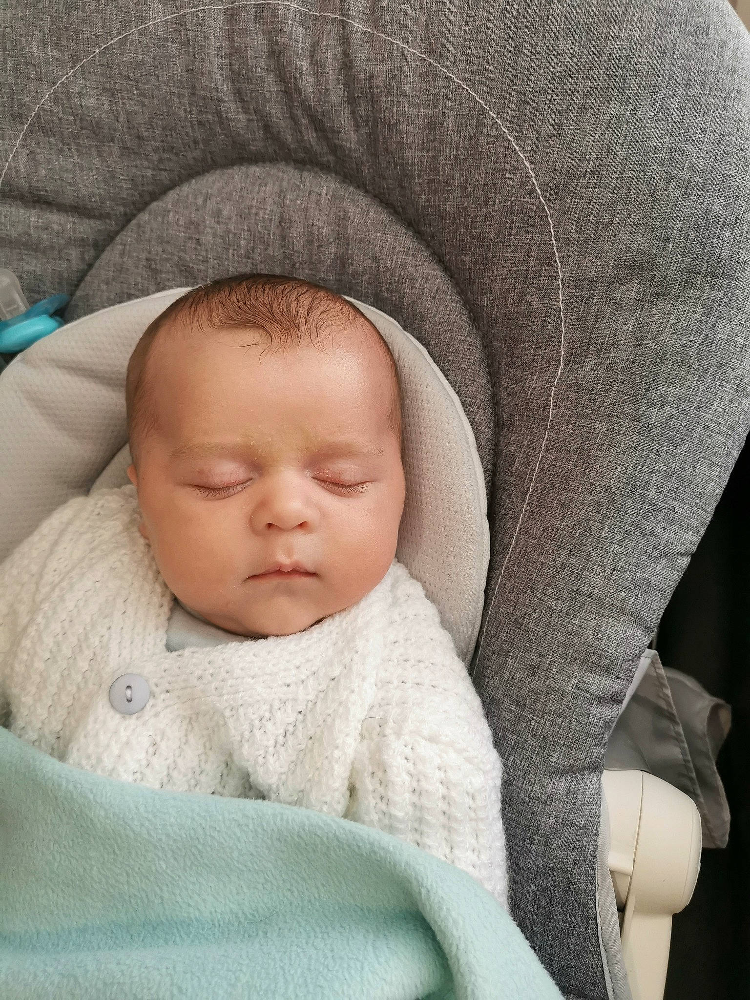 Luka participe au concours pour gagner de l'argent avec cette photo : baby_sleeping, blue, cheek, chin, comfort, eye, face, finger, green, hairstyle, head, human, human_body, natural_environment, people, person, product, room, skin, sleeve