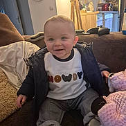 Loan a rejoint le concours — aidez-le/la à gagner de superbes lots ! baby, child, smiling, jacket, jeans, sneakers, indoor, couch, toy, stuffed_animal, lamp, living_room, happy, person, seated, furniture, home, cozy, casual_clothing, portrait