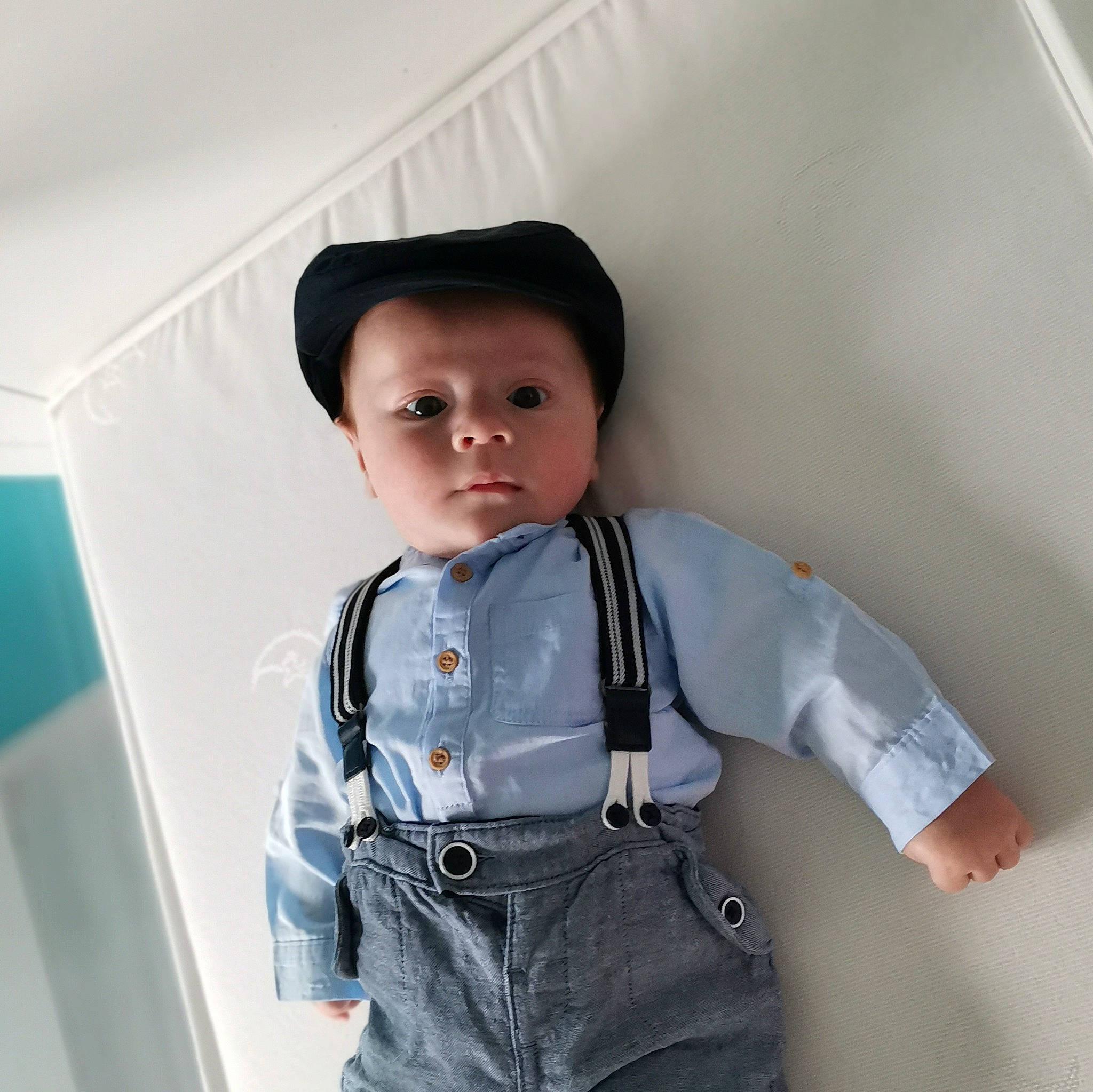 Malonn participe au concours pour gagner de l'argent avec cette photo : baby, baby_products, baby_toddler_clothing, cap, child, collar, denim, electric_blue, fashion_accessory, headwear, pattern, person, personal_protective_equipment, pocket, sleeve, t_shirt, toddler, travel, uniform, vest