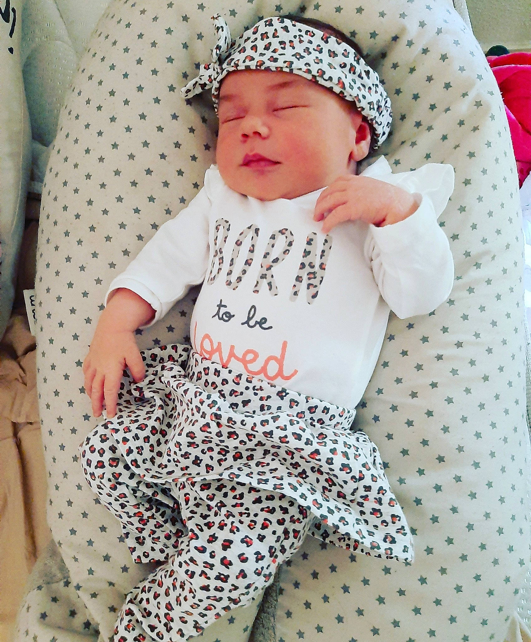 Clary a rejoint le concours — aidez-le/la à gagner de superbes lots ! baby, baby_products, baby_toddler_clothing, child, crochet, design, headgear, headwear, pattern, person, product, sleep, sleeve, toddler